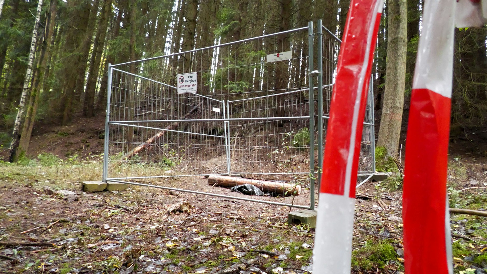 Suchtrupps seilten sich in den alten Stollen ab, doch eine Spur von Oliver K. fanden sie nicht. Mittlerweile ist der „Frisch-Glück-Stollen“ abgesperrt.