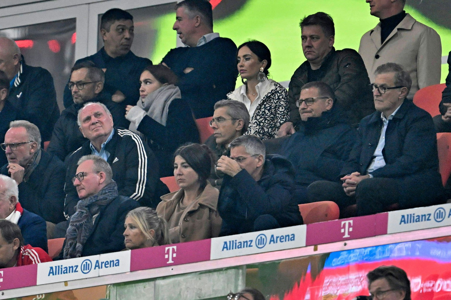 Gute Laune sieht anders aus: Die Bosse des FC Bayern während des Spiel gegen den VfB Stuttgart.&nbsp;