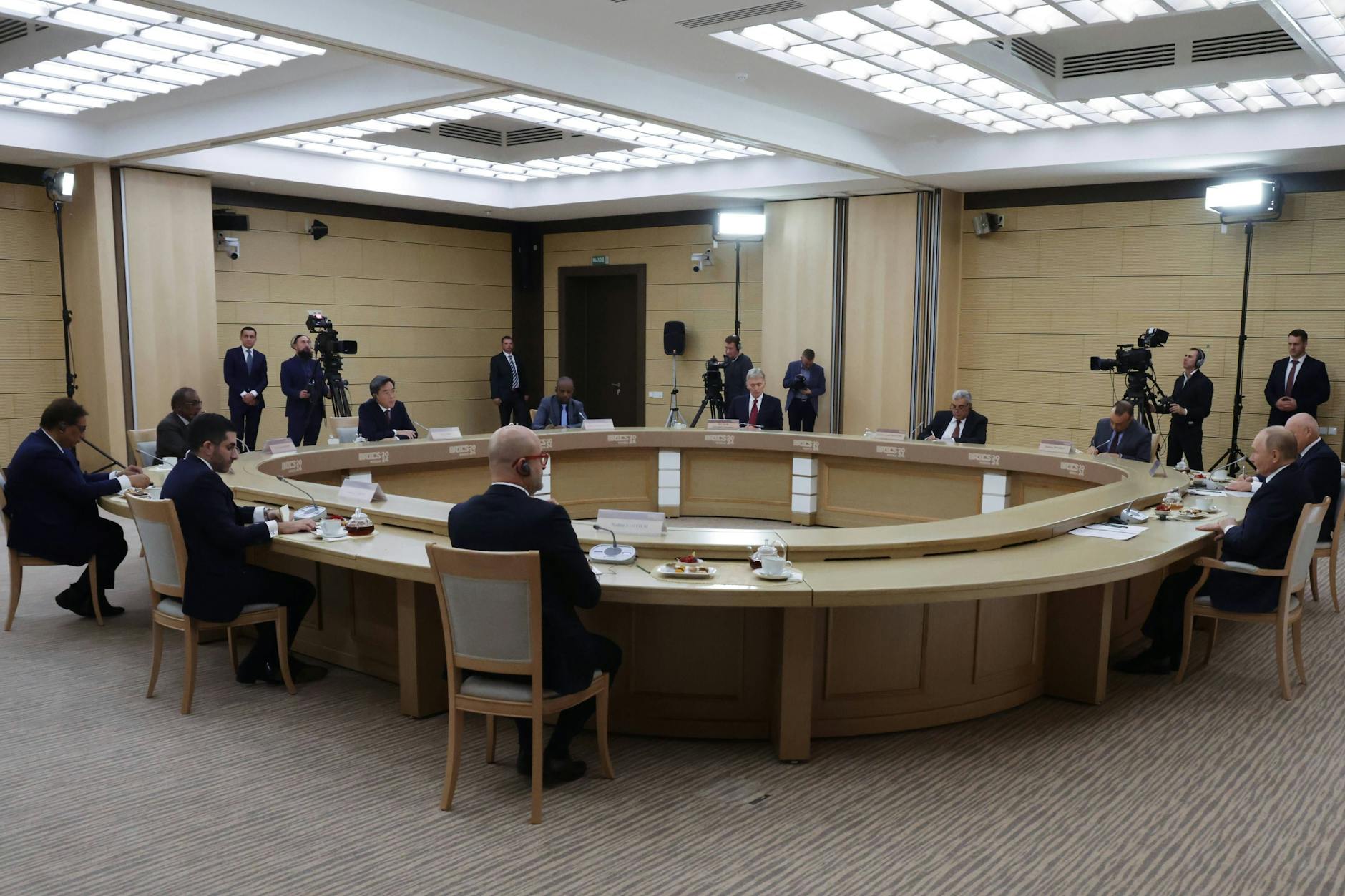 Der Präsident Russlands Wladimir Putin mit Medienvertretern aus Brics-Staaten.