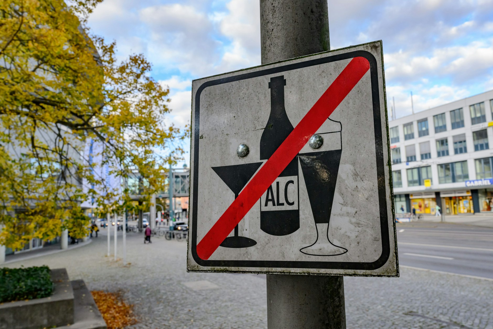  Ein Verbotsschild für das Trinken von Alkohol im öffentlichen Raum im Zentrum von Frankfurt (Oder)