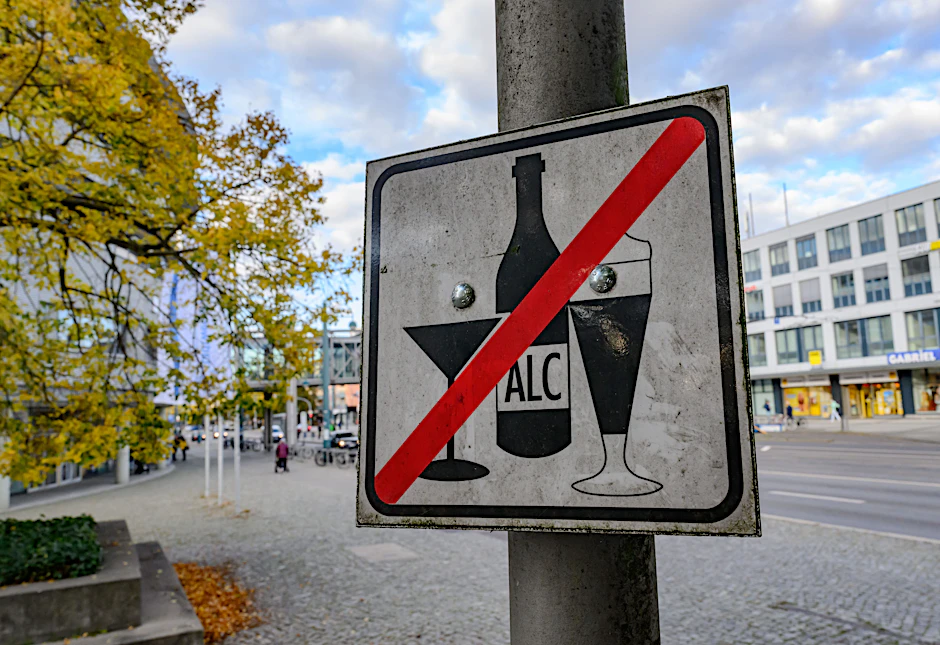 &nbsp;Ein Verbotsschild für das Trinken von Alkohol im öffentlichen Raum im Zentrum von Frankfurt (Oder)
