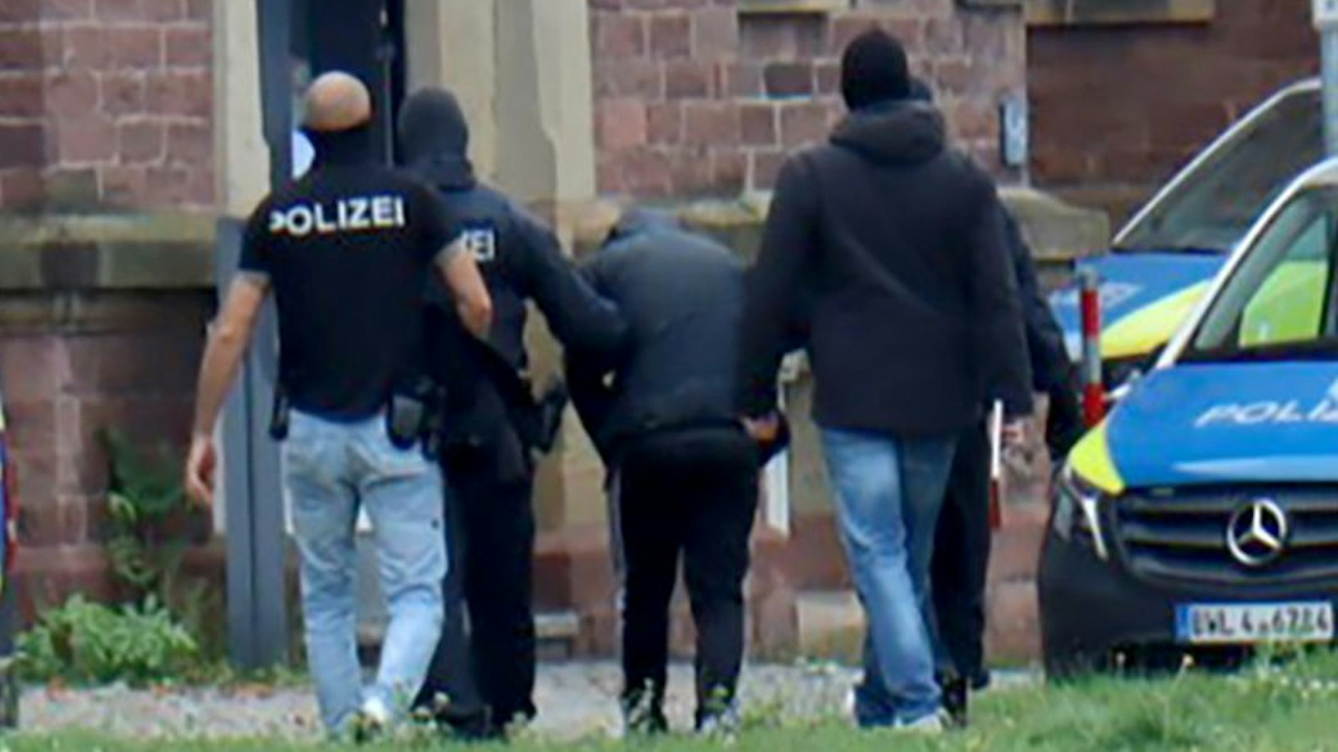 Polizisten bringen den in Bernau festgenommenen Omar A. in Karlsruhe zum Haftrichter.
