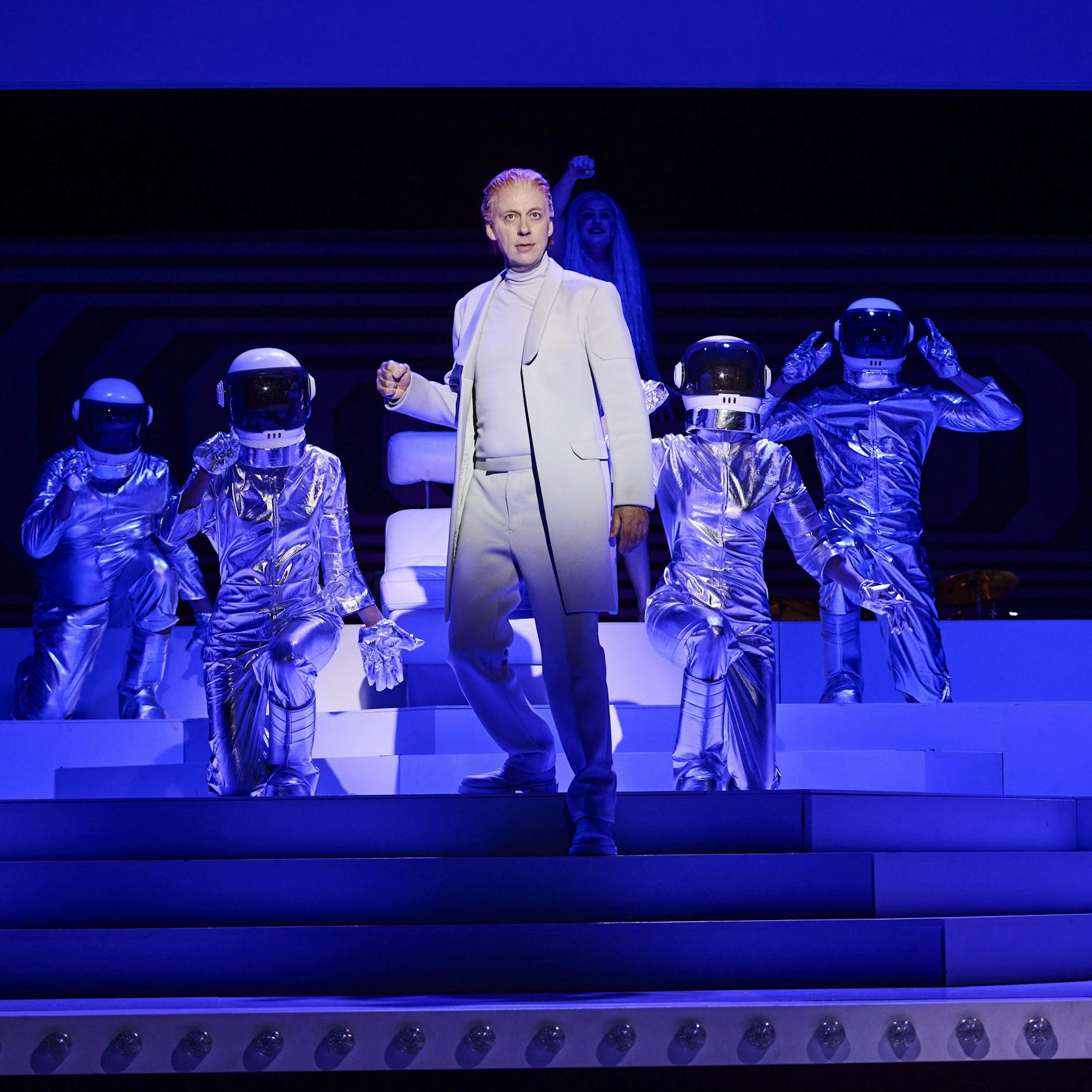 Image - David-Bowie-Musical „Lazarus“ in Potsdam: Melancholischer Alien mit Alkoholproblem