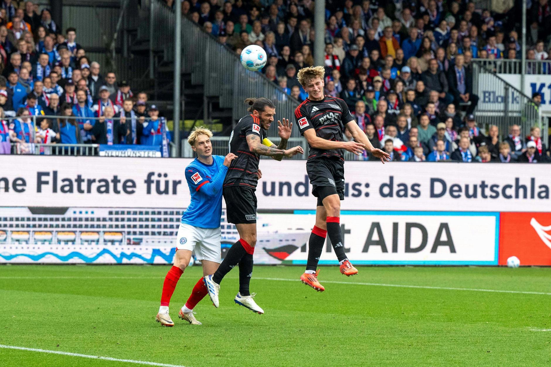 Aljoscha Kemlein (20) köpft den 1. FC Union in Kiel in Führung. 