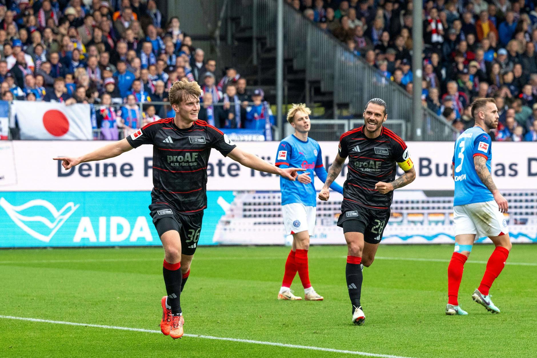 Aljoscha Kemlein (20) köpft den 1. FC Union in Kiel in Führung und wird dafür wohl von Kapitän Christopher Trimmel (37, r.) zur Kasse gebeten.