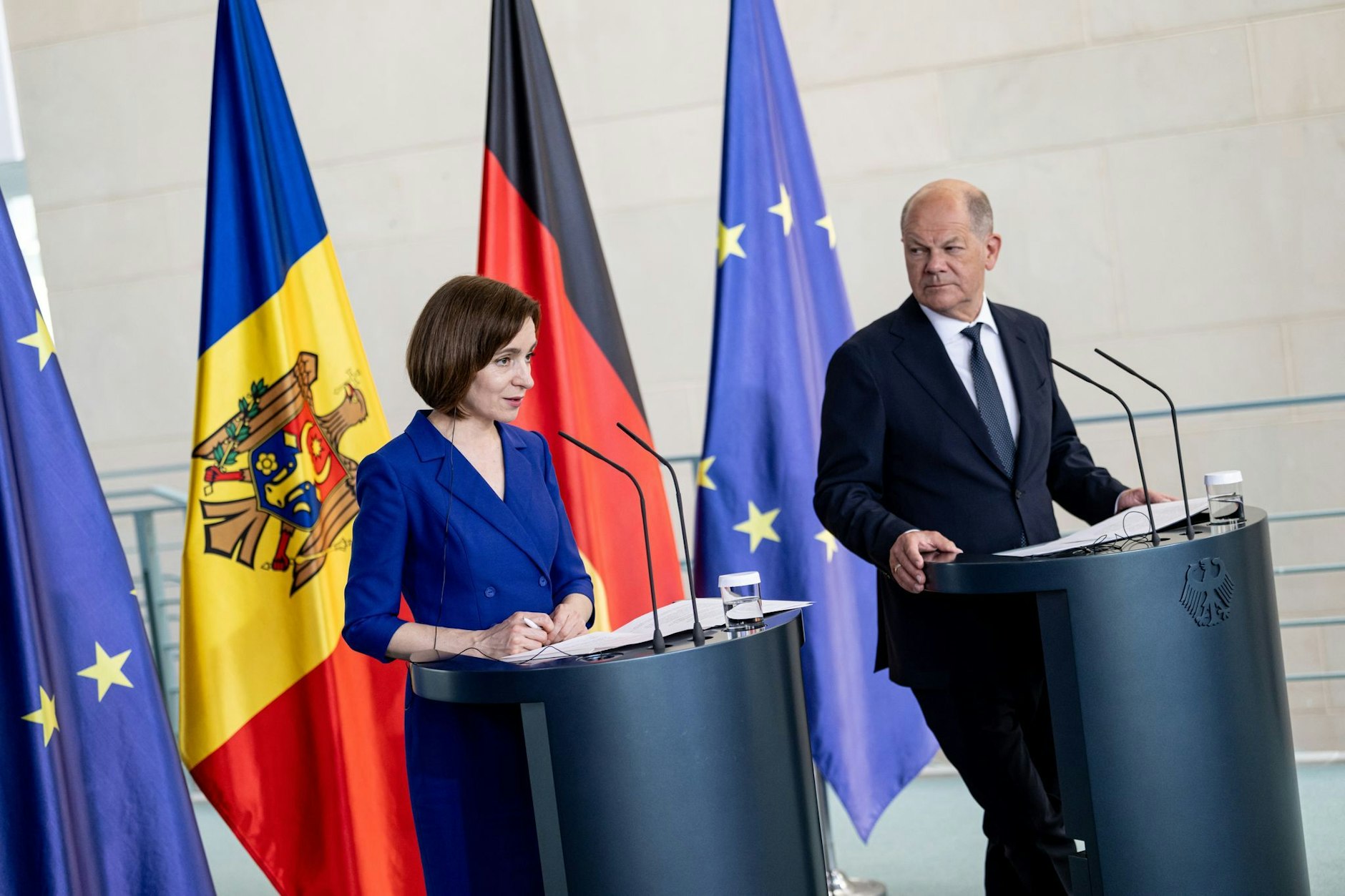 Maia Sandu, Präsidentin der Republik Moldau, und Bundeskanzler Olaf Scholz (SPD) während einer Pressekonferenz im Mai in Berlin. Der hauchdünne Sieg im EU-Referendum dürfte der Staatschefin in Moldau nicht allzu viel Rückenwind geben.