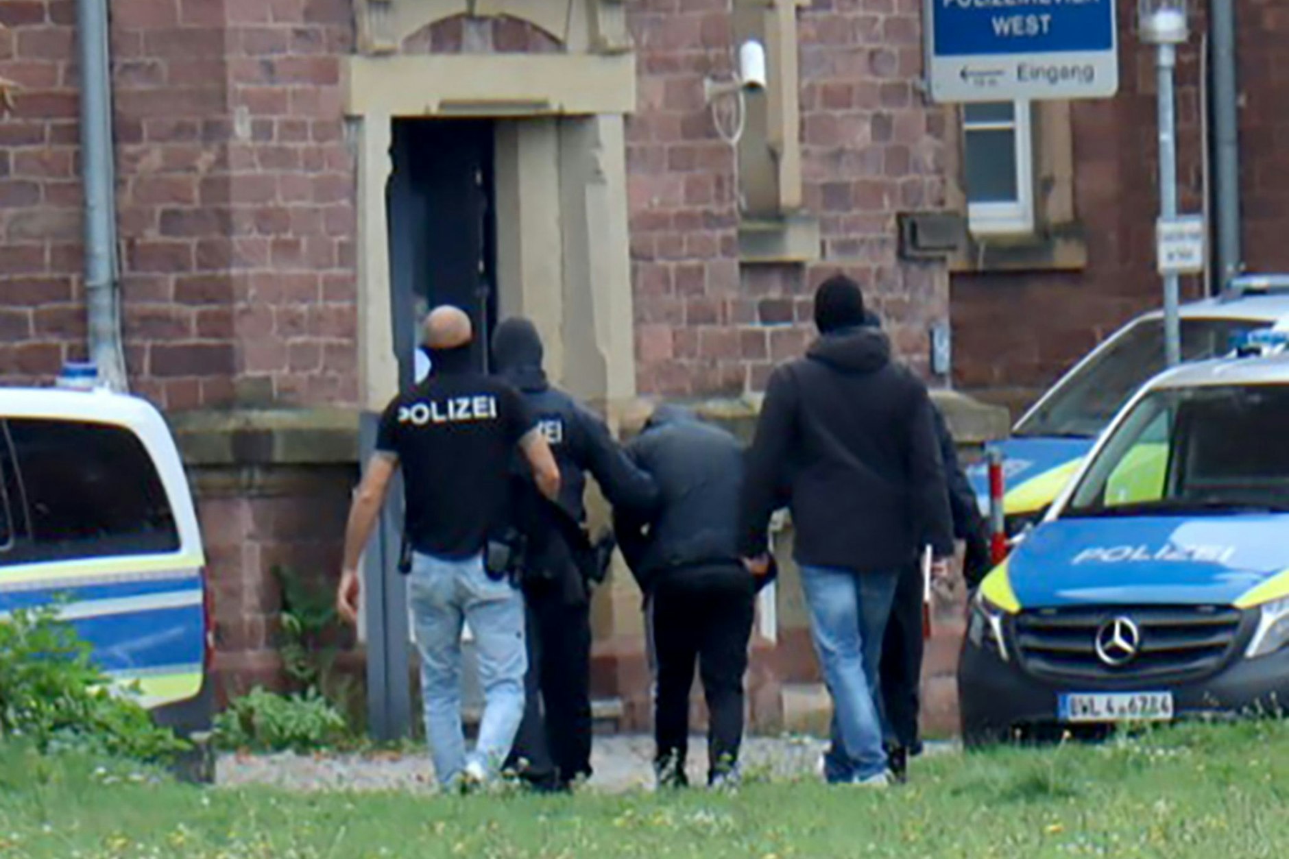 Polizisten bringen Omar A. zur Haftvorführung. 
