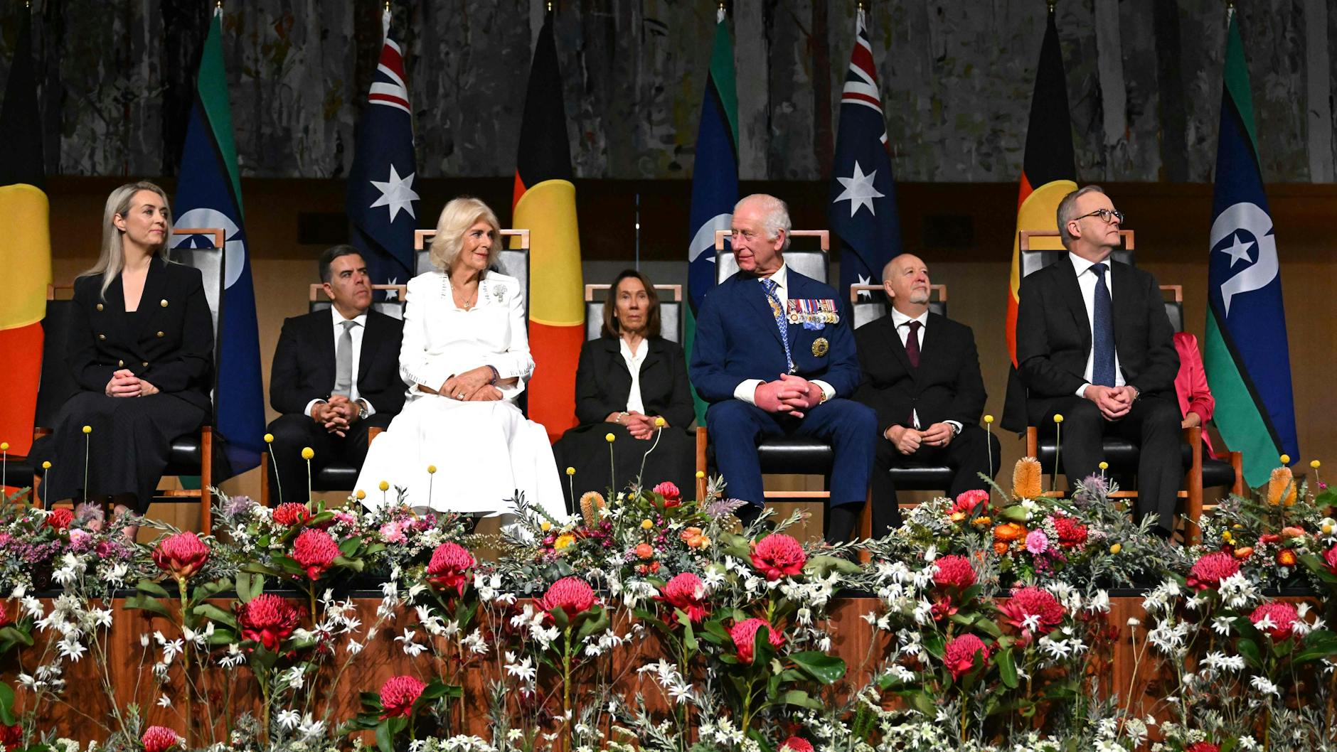 Das britische Königspaar Charles und Camilla im australischen Parlament, rechts von ihnen Australiens Premier Anthony Albanese, links dessen Partnerin Jodie Haydon.