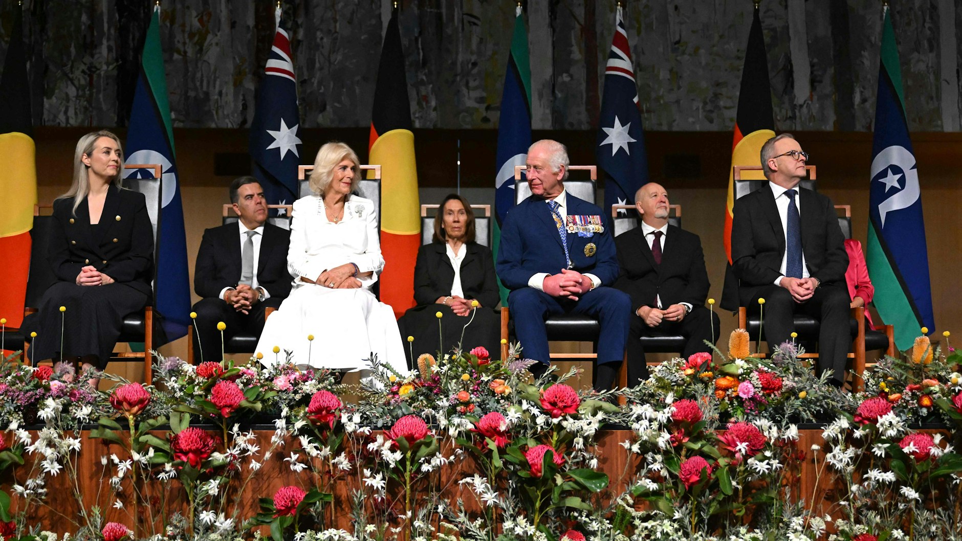 Das britische Königspaar Charles und Camilla im australischen Parlament, rechts von ihnen Australiens Premier Anthony Albanese, links dessen Partnerin Jodie Haydon.