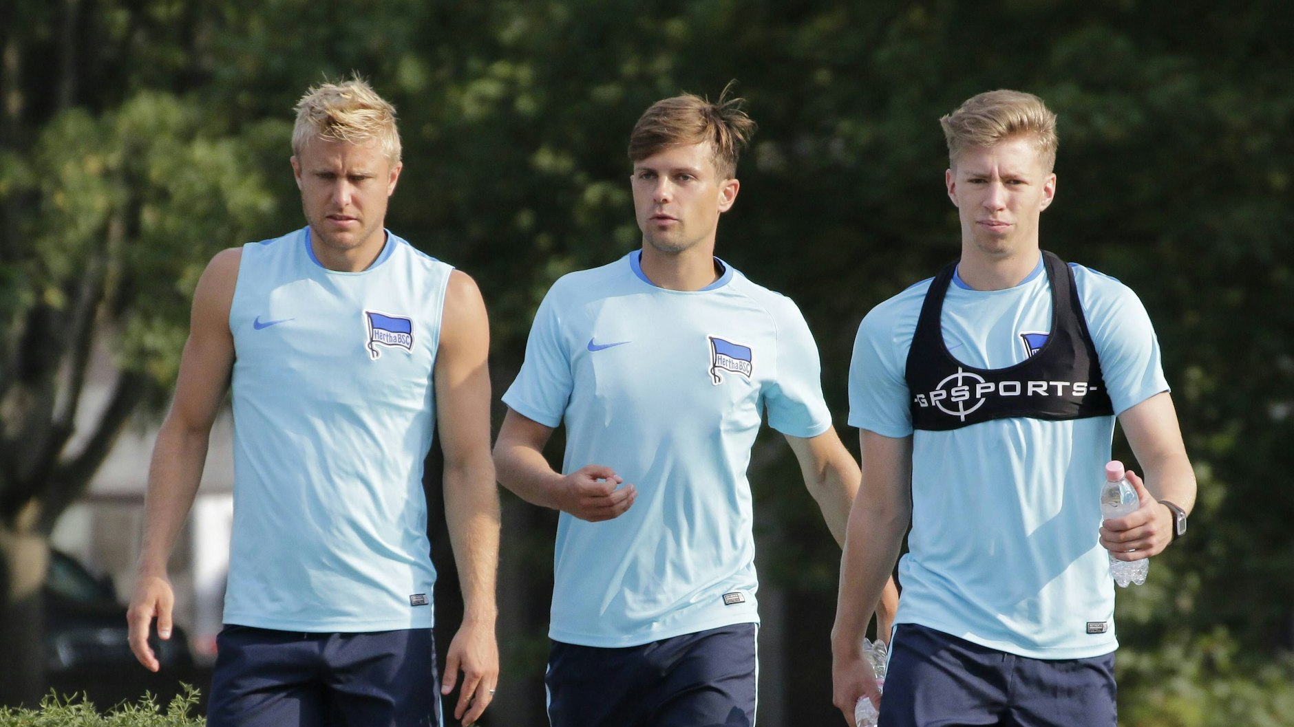 Mitchel Weiser (r.) spielte bei Hertha BSC an der Seite der Nationalspieler Per Skjelbred (l.) und Valentin Stocker (Schweiz).