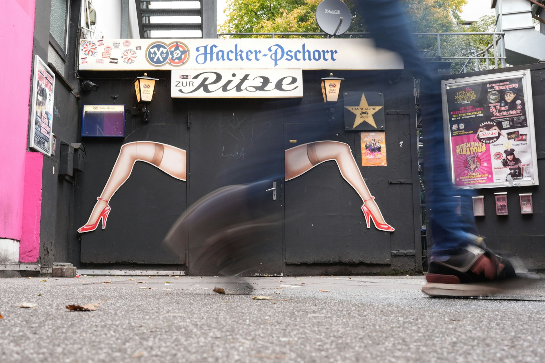 Blick auf den Eingang der Kneipe "Zur Ritze" auf der Reeperbahn in Hamburg. Am 24. Oktober wird das 50-jährige Jubiläum der Kult-Kneipe auf St. Pauli gefeiert.