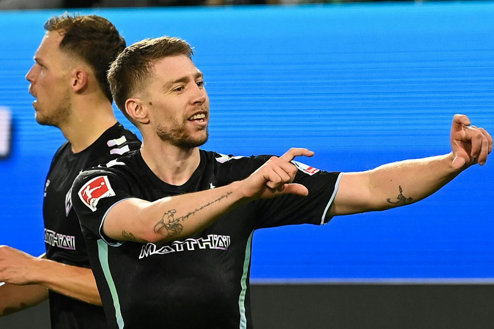 Bremens Mitchell Weiser (r.) jubelt nach seinem Tor zum 1:1.