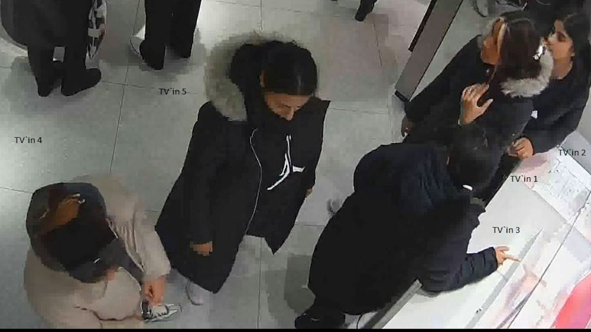Wer kann der Polizei Hinweise zu diesen Frauen geben?
