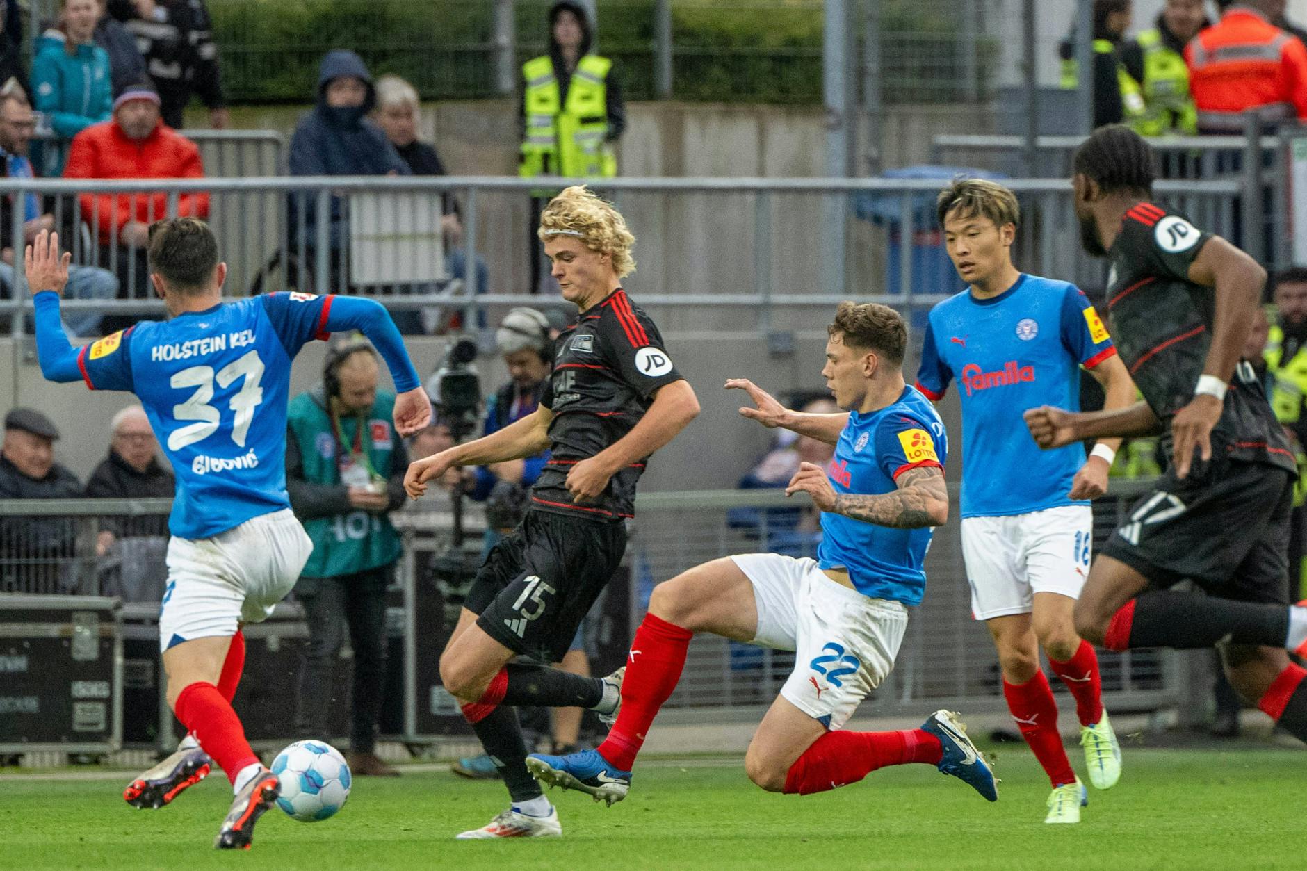 Auf dem Platz keine Freunde. Tom Rothe (19) wird von Kumpel Nicolai Remberg (24) rüde von den Beinen geholt. Der Kieler bekommt dafür Gelb und in Zukunft Ärger.