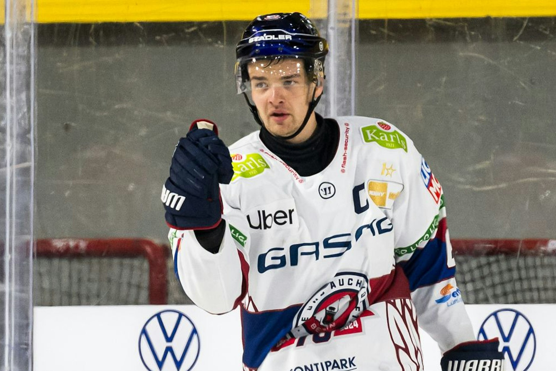So war es am Sonntag in Wolfsburg: Eisbären-Kapitän Kai Wissmann feiert sein Tor zum 3:2-Sieg nach Verlängerung.