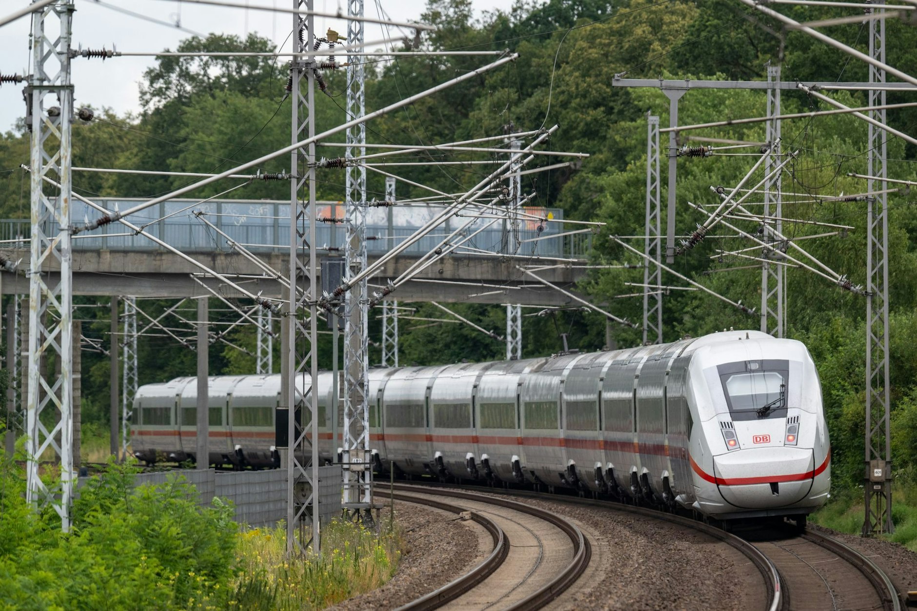 Die Bahnstrecke von Berlin nach Hamburg ist berüchtigt für seine großen Funklöcher. In einer gemeinsamen Anstrengung möchten die Mobilfunknetzbetreiber, die Bahn und der Bund dies künftig ändern.