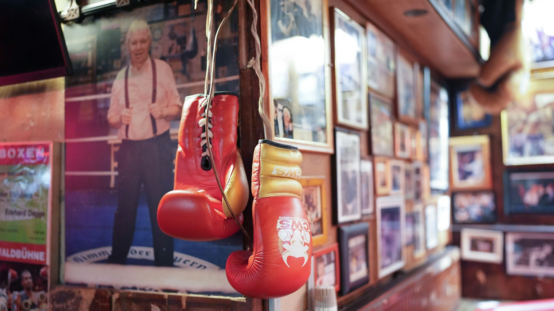 Boxhandschuhe hängen neben einem Foto von Hanne Kleine, Gründer und Wirt der Kneipe "Zur Ritze"