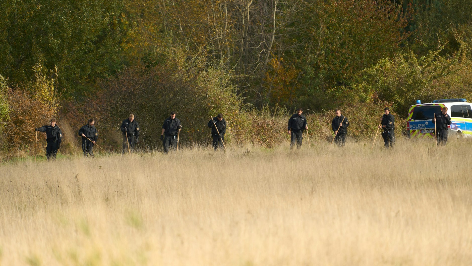 Niederdürenbach: Polizisten suchen die Umgebung ab.