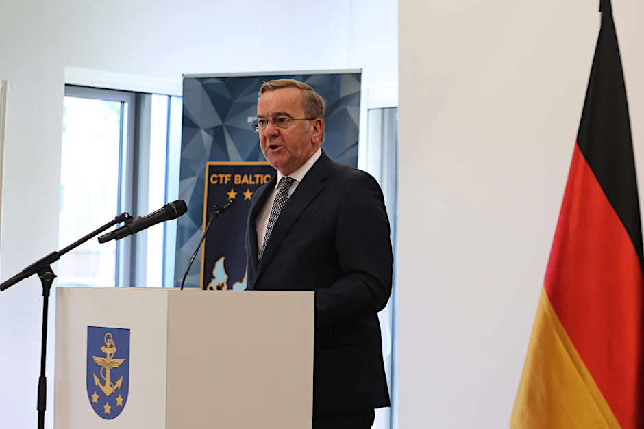 Im Rahmen einer offiziellen Aufstellungszeremonie weihte der Bundesverteidigungsminister Boris Pistorius das CTF Baltic in Rostock ein. CTF Baltic ist ein nationales Hauptquartier mit multinationaler Beteiligung.