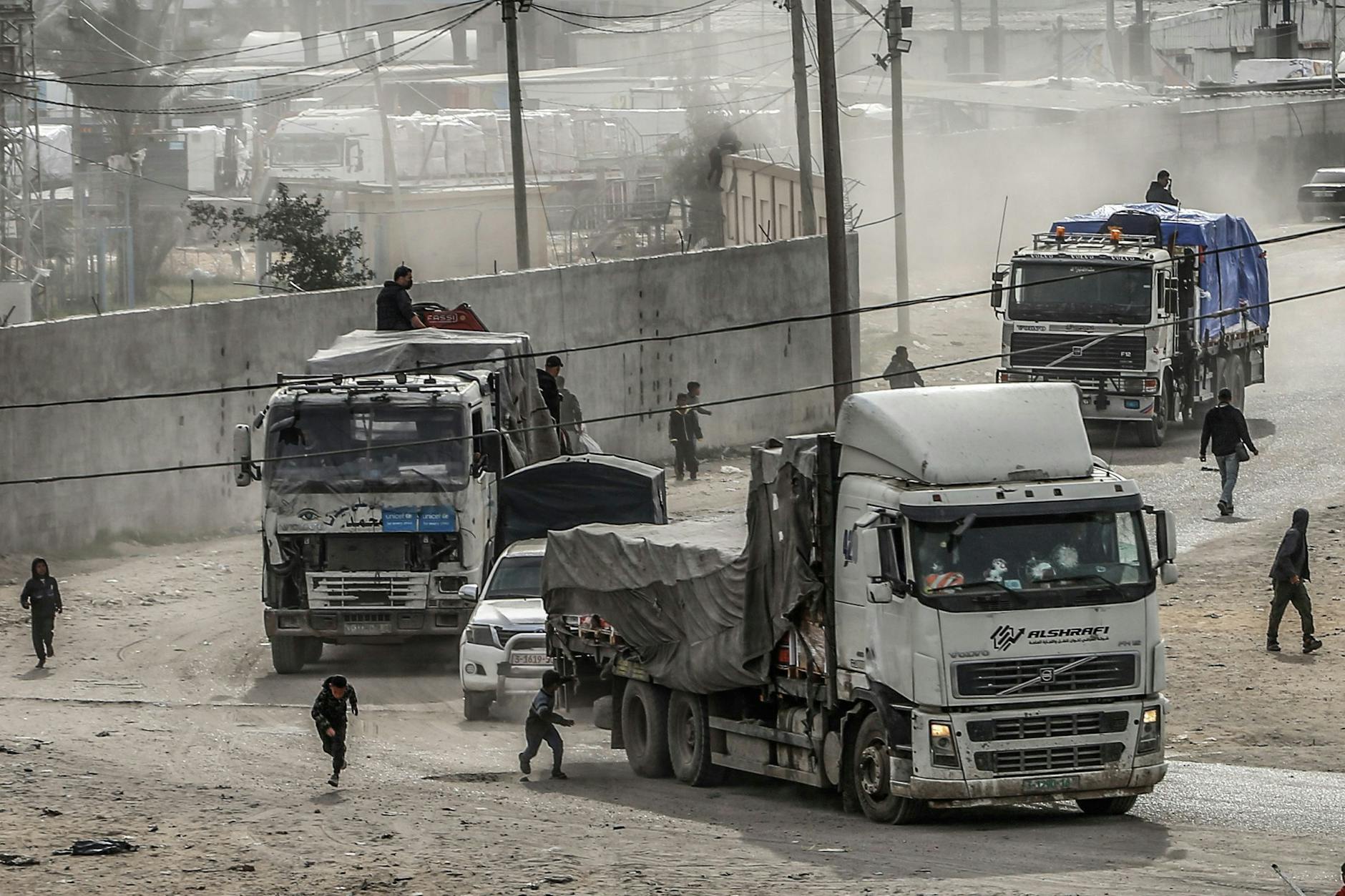 Lkw mit Hilfsgütern fahren über den Grenzübergang Kerem Schalom in den Gazastreifen ein.