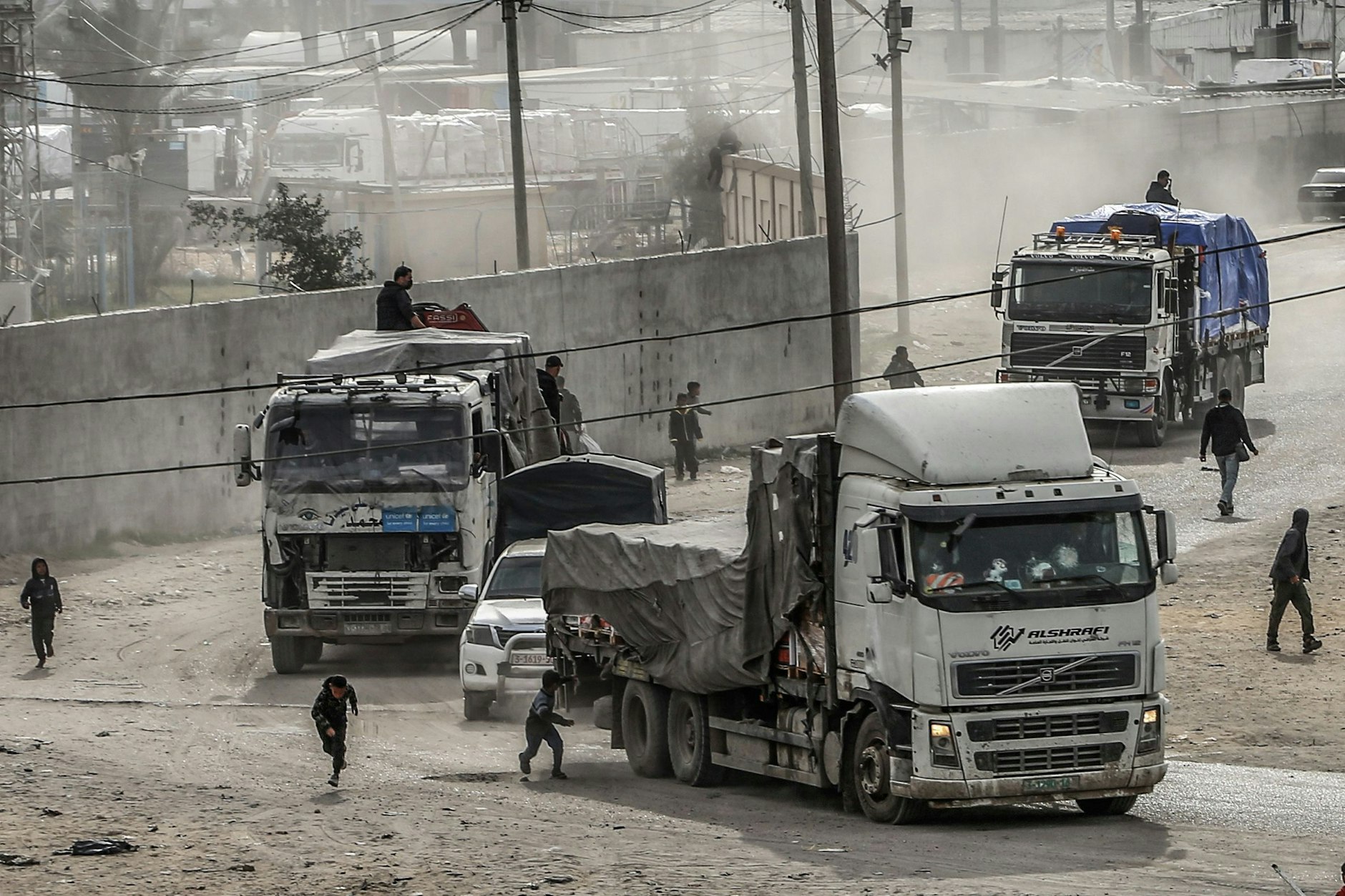 Lkw mit Hilfsgütern fahren über den Grenzübergang Kerem Schalom in den Gazastreifen ein.