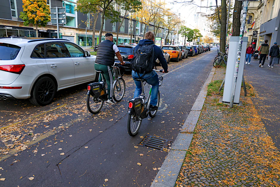 Um den Pop-up-Radweg an der Kantstraße gibt es irren Zoff. Weil er zu schmal für Feuerwehrfahrzeuge im Ernstfall ist, sollen nun Mieter aus ihren Wohnungen raus.&nbsp;