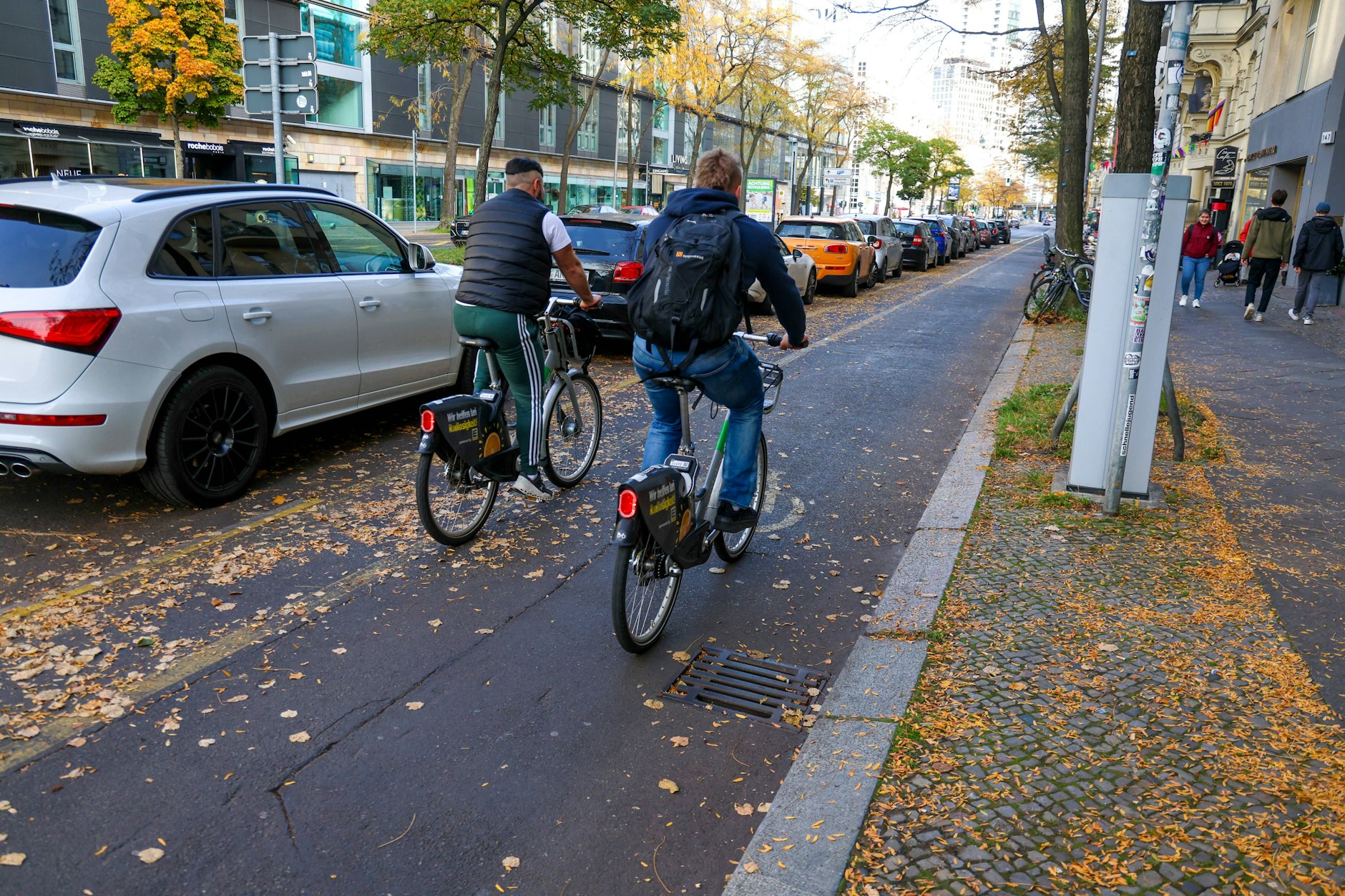 Um den Pop-up-Radweg an der Kantstraße gibt es irren Zoff. Weil er zu schmal für Feuerwehrfahrzeuge im Ernstfall ist, sollen nun Mieter aus ihren Wohnungen raus. 