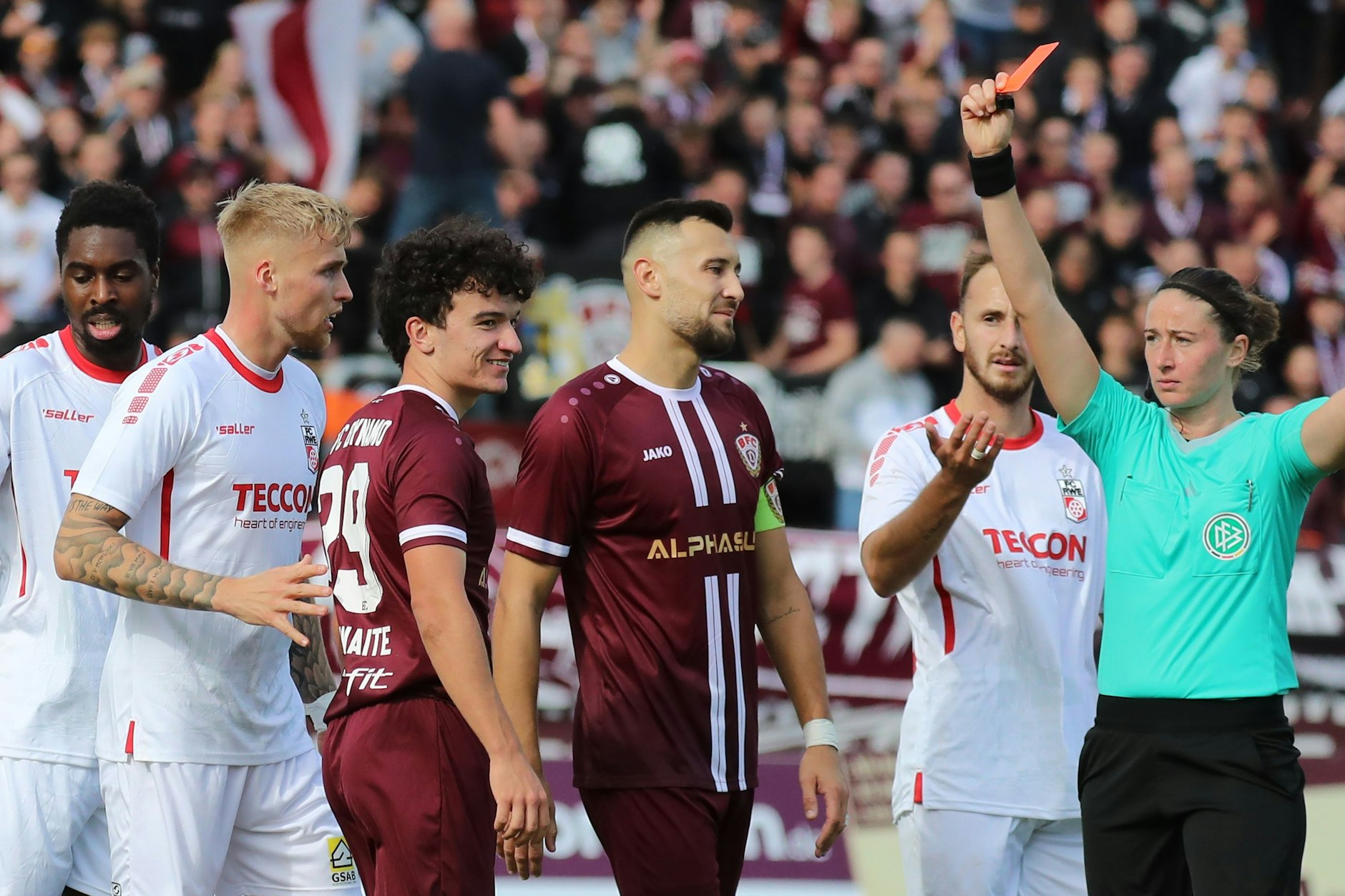 Schiedsrichterin Franziska Wildfeuer zeigt BFC-Dribbler Henry Crosthwaite (3.v.l.) gegen Rot-Weiß Erfurt die Rote Karte.