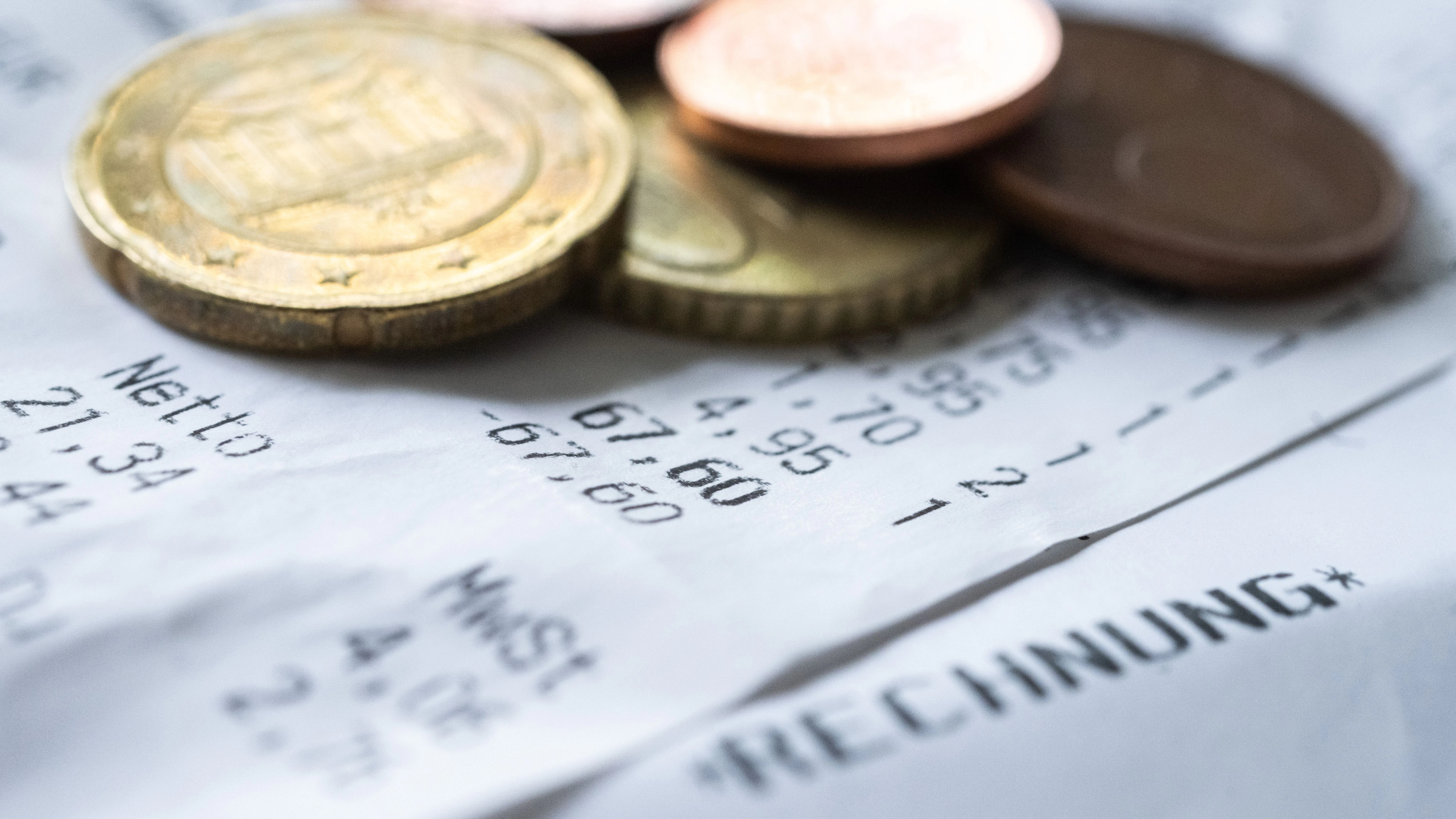 Trotz Vollzeitarbeit wird bei vielen Menschen im Osten das Geld knapp. 