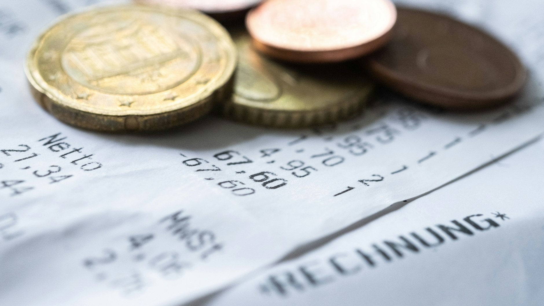 Trotz Vollzeitarbeit wird bei vielen Menschen im Osten das Geld knapp. 