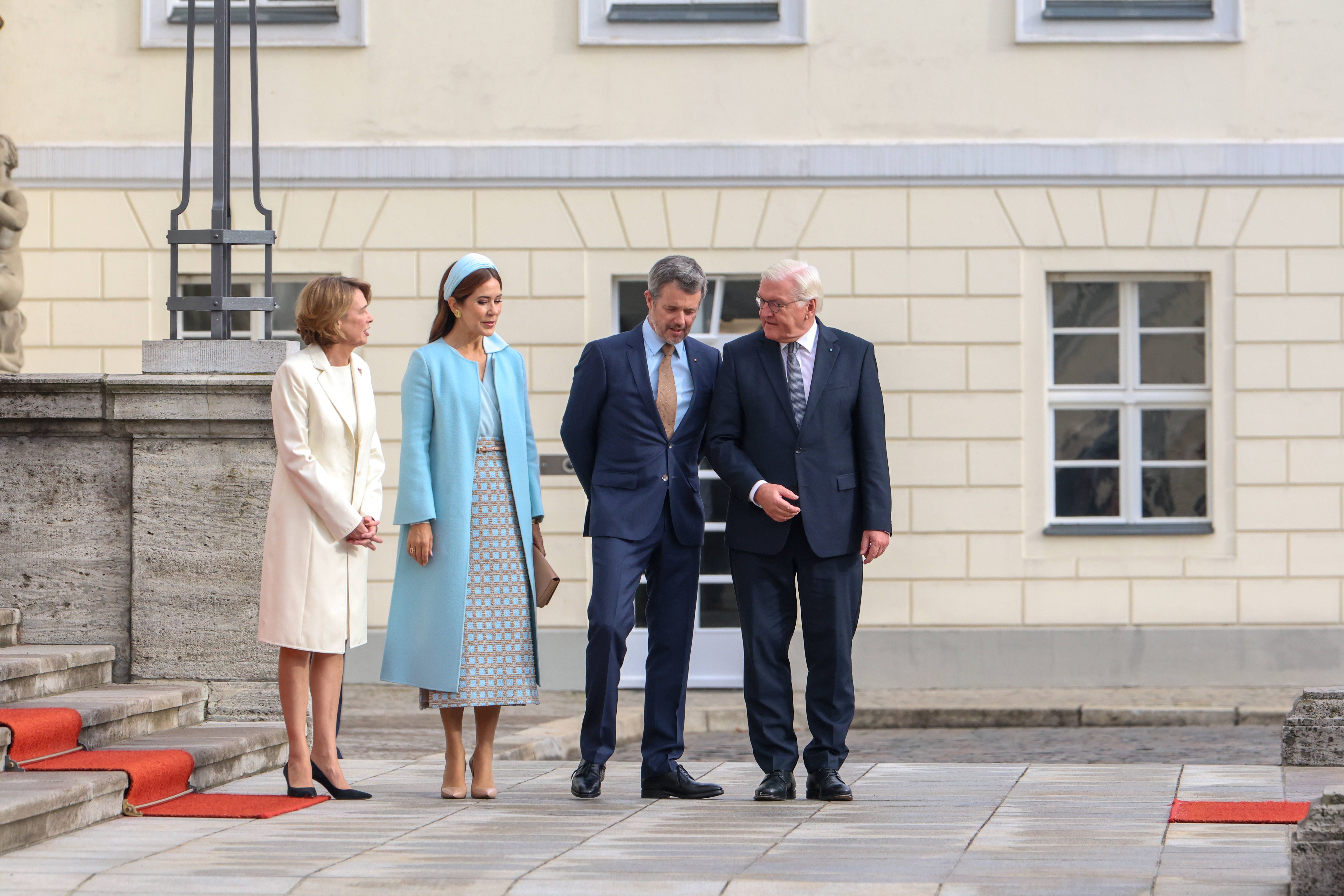 Stilkritik zum royalen Berlin-Besuch: Hat First Lady Elke Büdenbender es endlich gelernt?