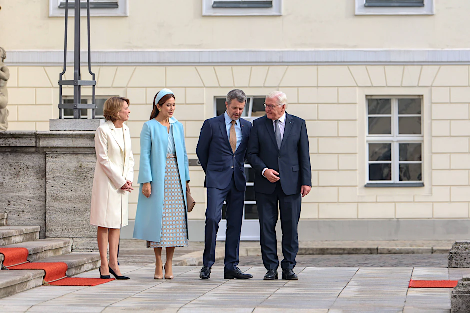 Stilkritik zum royalen Berlin-Besuch: Hat First Lady Elke Büdenbender es  endlich gelernt?