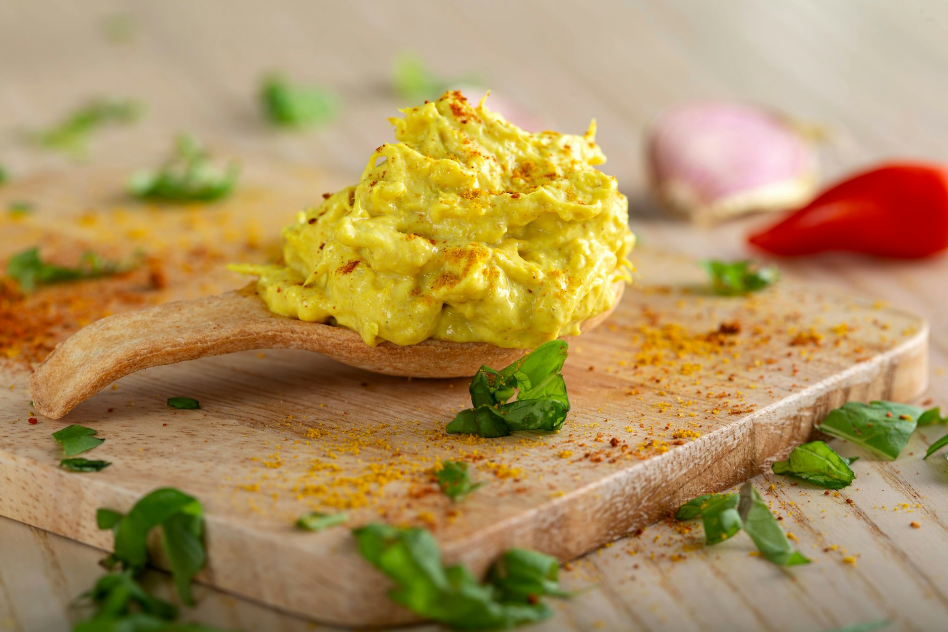 Die Curry-Dattel-Paste eignet sich perfekt als Brotaufstrich! Einfach auf eine Scheibe frisches Brot oder knuspriges Baguette streichen und genießen. Die süß-würzige Mischung aus Datteln und Curry verleiht jedem Brot eine besondere Note und passt hervorragend zu herzhaften Belägen oder einfach pur als aromatischer Snack.