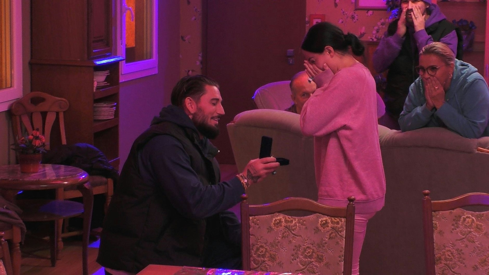 Mike Heiter ging vor Leyla Lahouar auf die Knie und fragte sie die Frage aller Fragen.