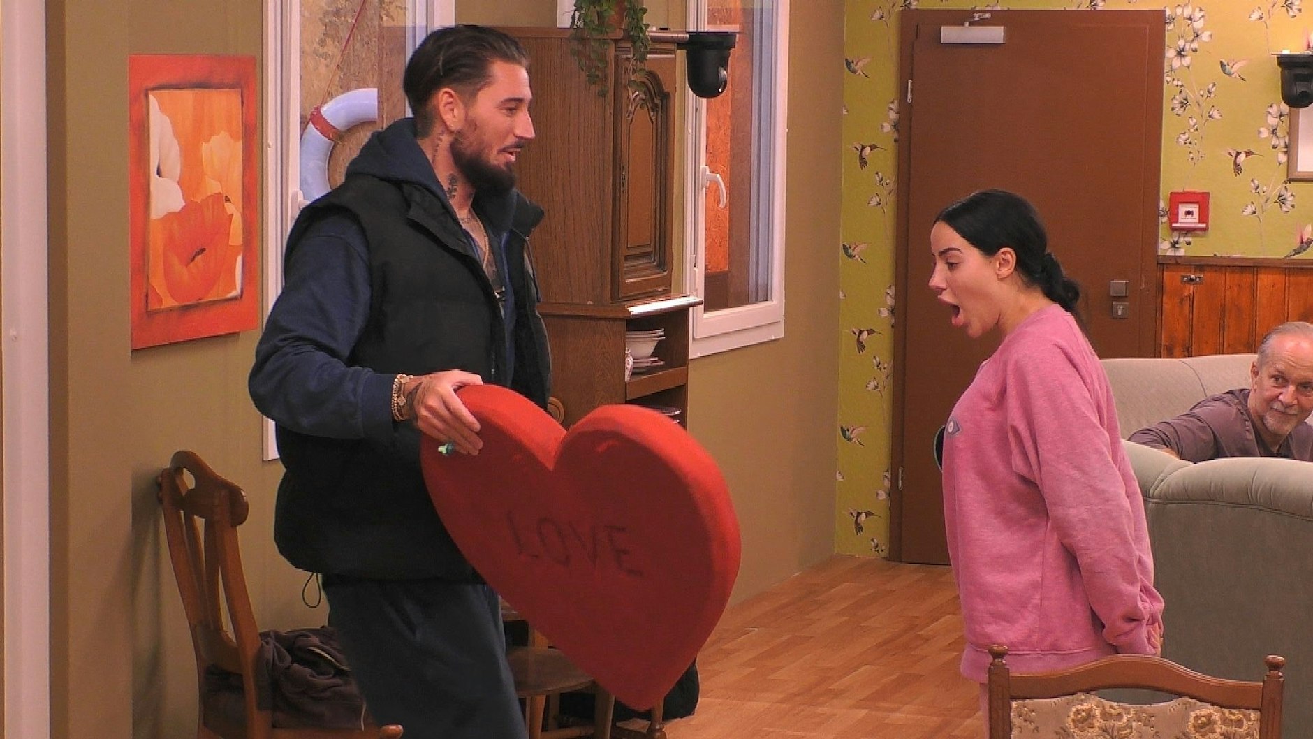 Mike überraschte Leyla mit einem Heiratsantrag.