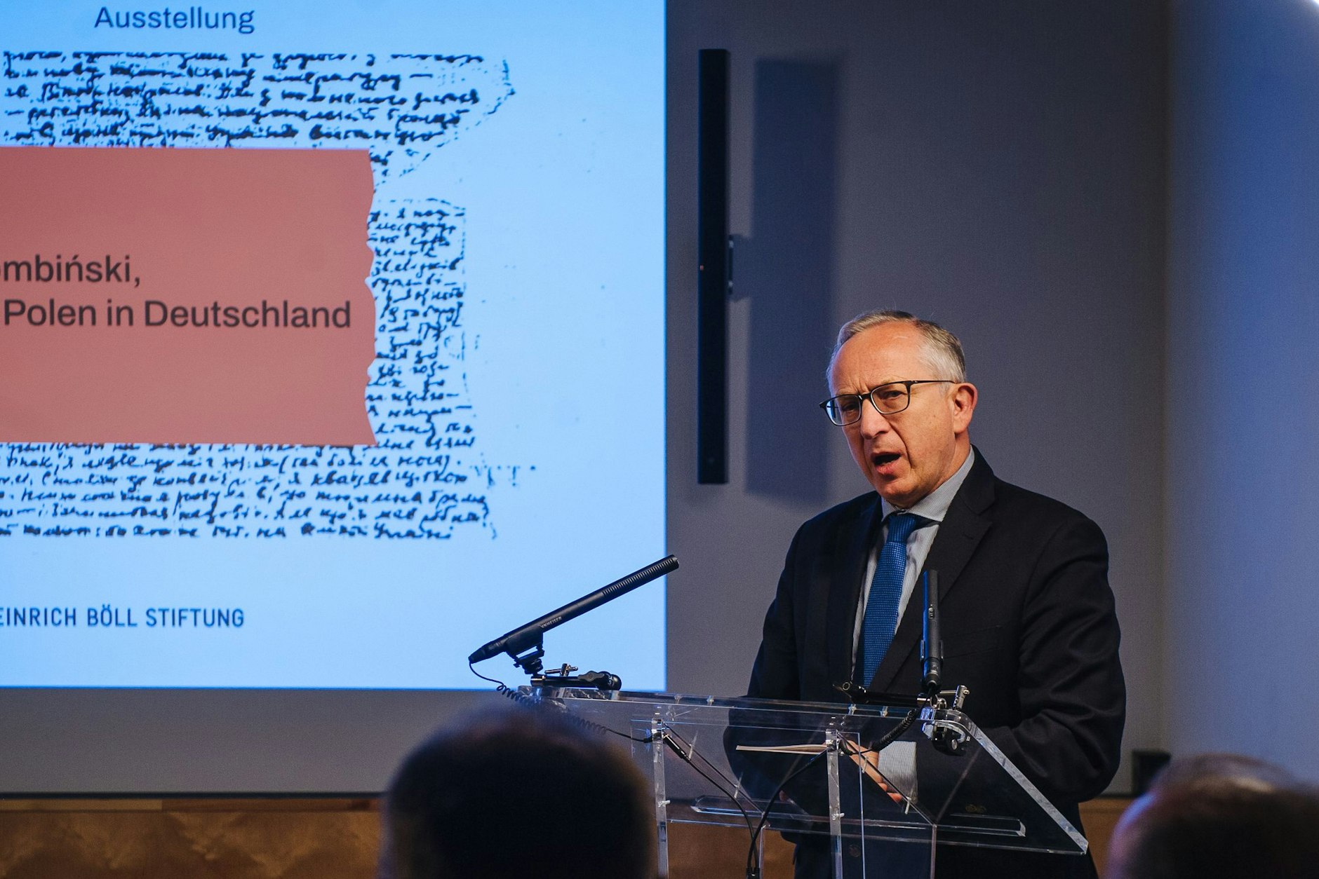 Der polnische Botschafter Jan Tombiński bei seiner Eröffnungsrede der Ausstellung „Stus“ im Pilecki-Institut.
