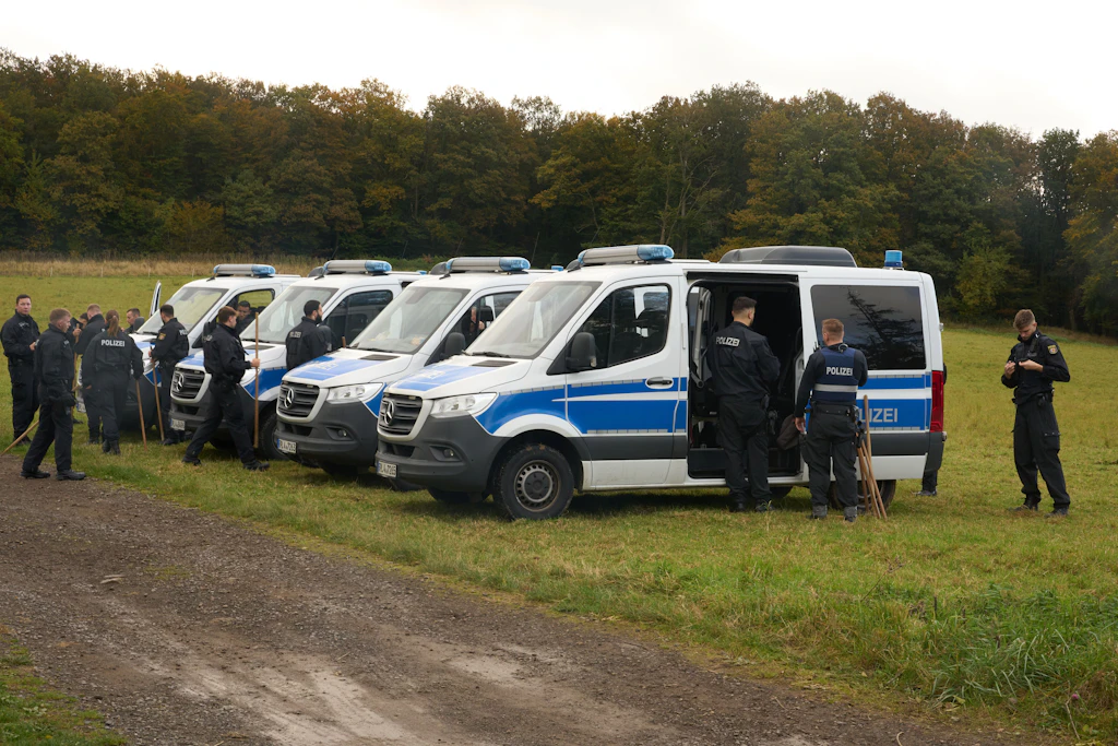 Zwei verbrannte Leichen nahe Koblenz gefunden – Verletzungen an Kopf und Hals