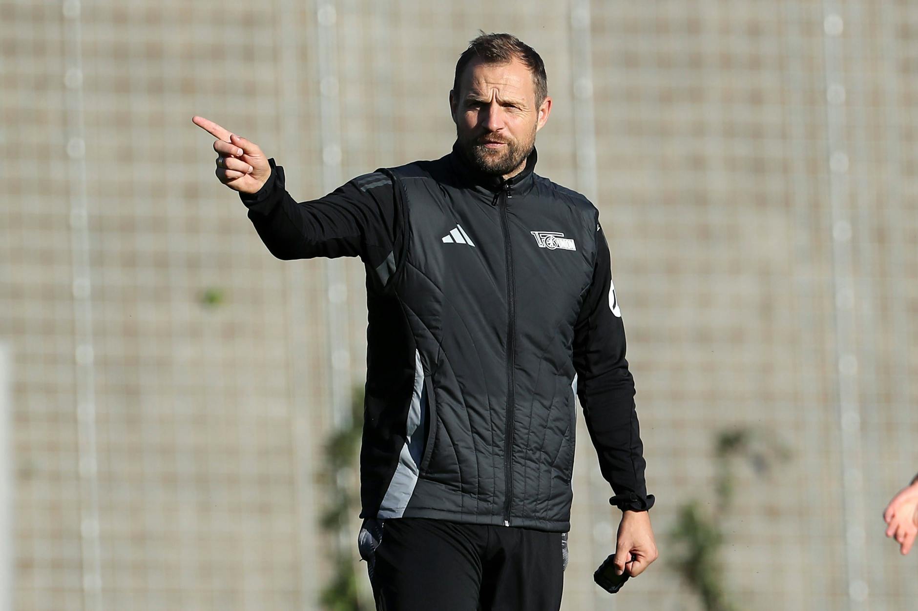 Oder doch da lang? Bo Svensson (45), Cheftrainer des 1. FC Union, hat das große Ganze und die anstehenden Aufgaben im Blick.