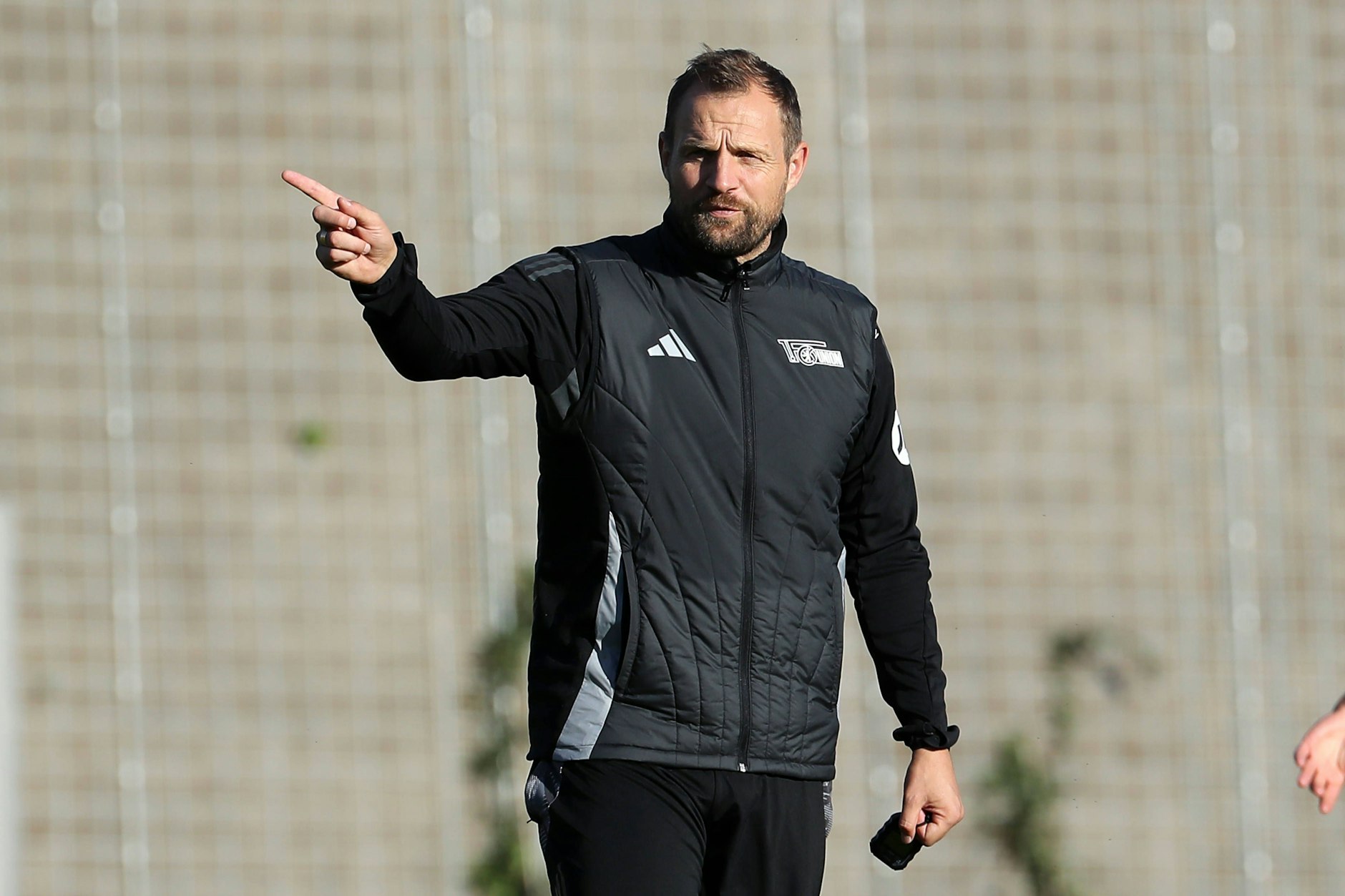 Oder doch da lang? Bo Svensson (45), Cheftrainer des 1. FC Union, hat das große Ganze und die anstehenden Aufgaben im Blick.