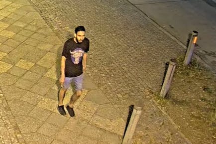 Screenshot aus einem der Videos: Die Polizei sucht nach diesem Verdächtigen.