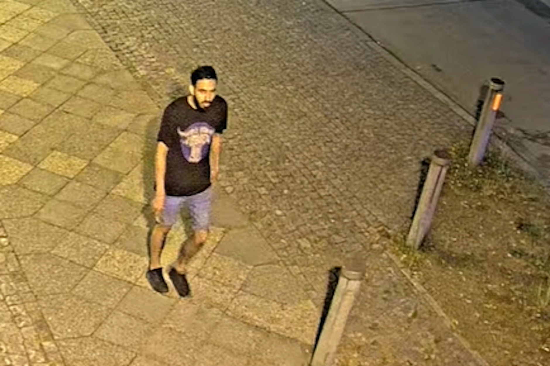 Screenshot aus einem der Videos: Die Polizei sucht nach diesem Verdächtigen.