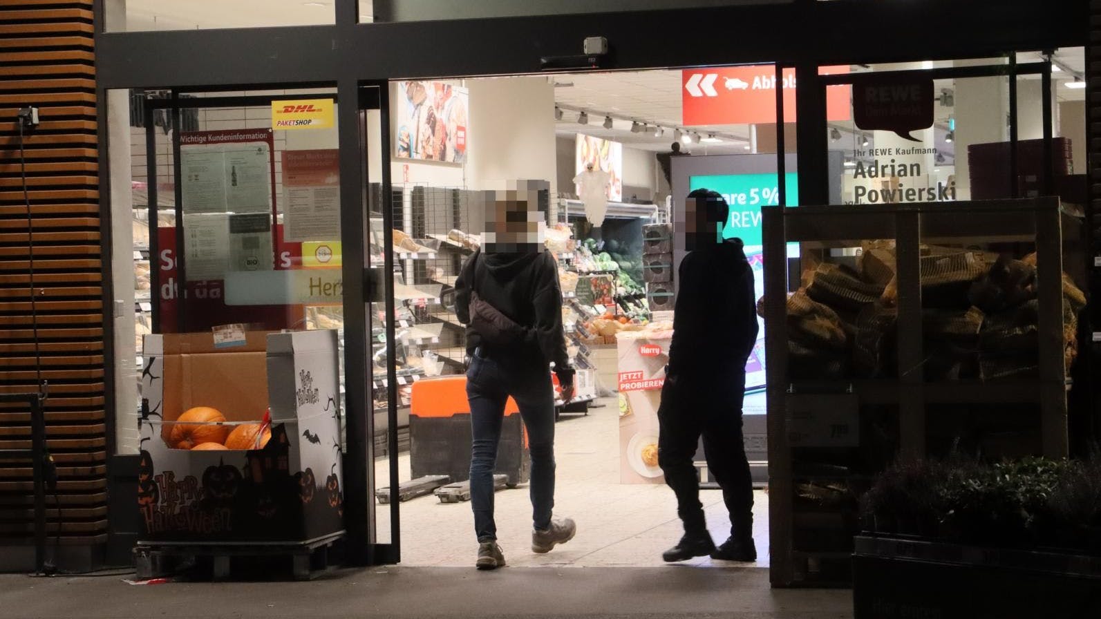 Zivile Einsatzkräfte der Polizei Berlin am Tatort.