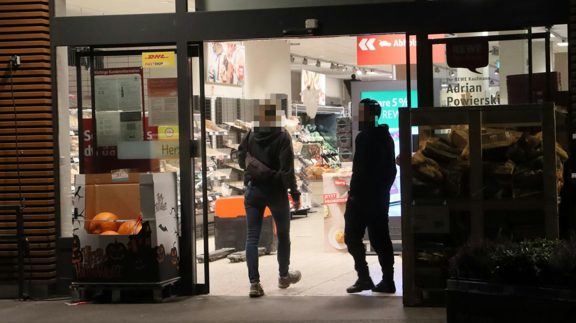 Zivile Einsatzkräfte der Polizei Berlin am Tatort.
