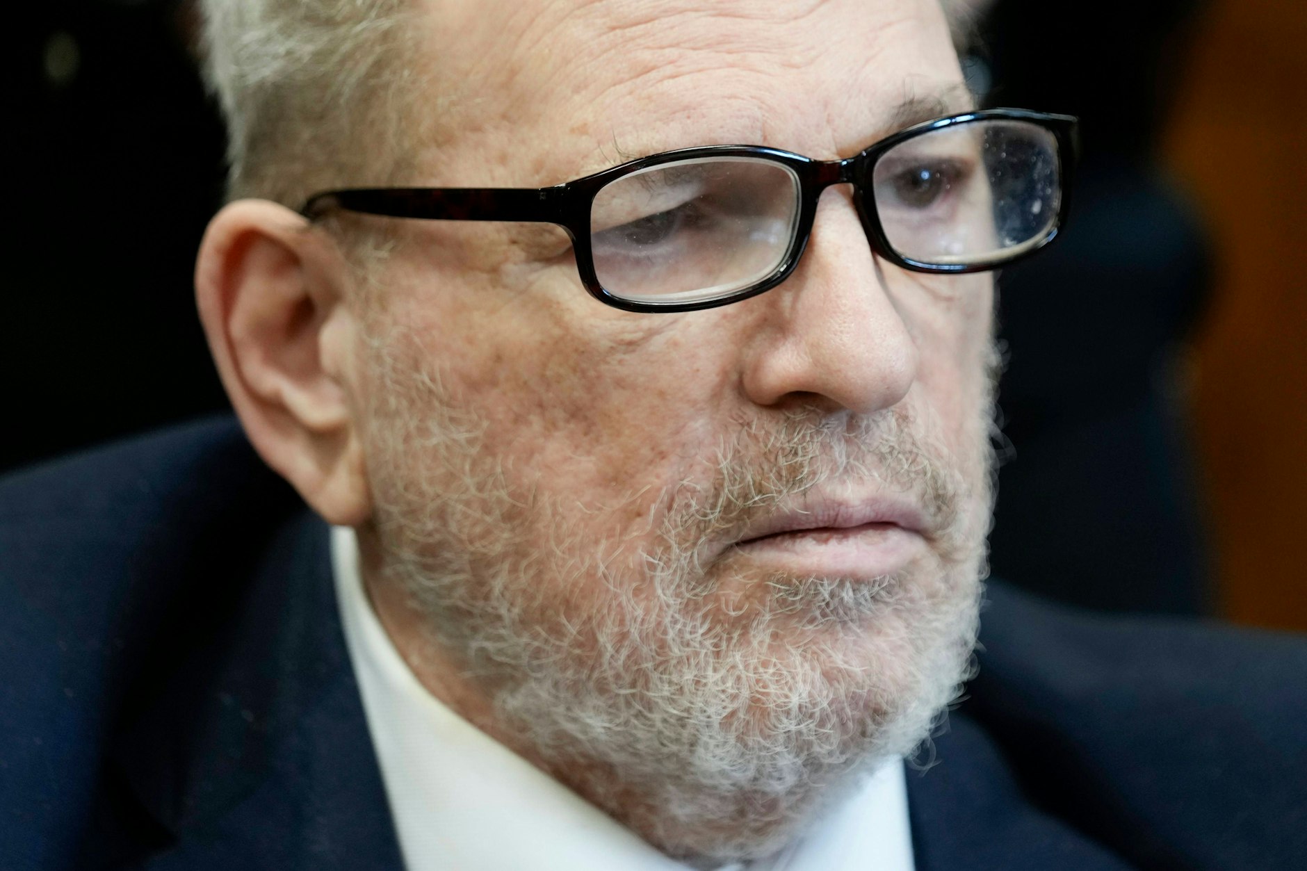 New York, 18. September 2024 – sichtlich gezeichnet von seiner schweren Krankheit und den Strapazen der Haft, erschien Harvey Weinstein vor einem Strafgericht.