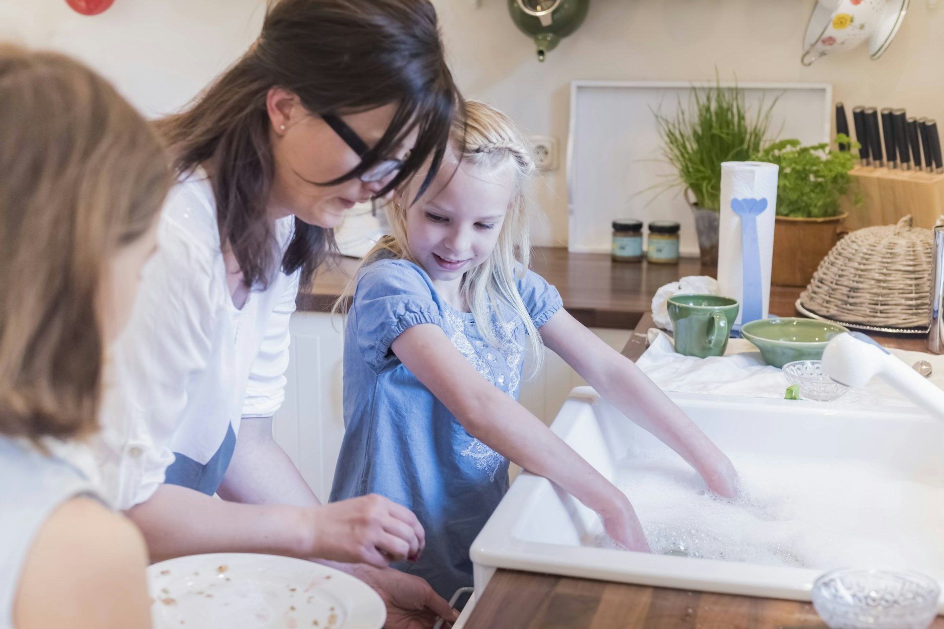 Unbezahlte Care-Arbeit: Die Zeit für Kinderbetreuung und für die Pflege von Angehörigen hat in den vergangenen zehn Jahren in Deutschland zugenommen.