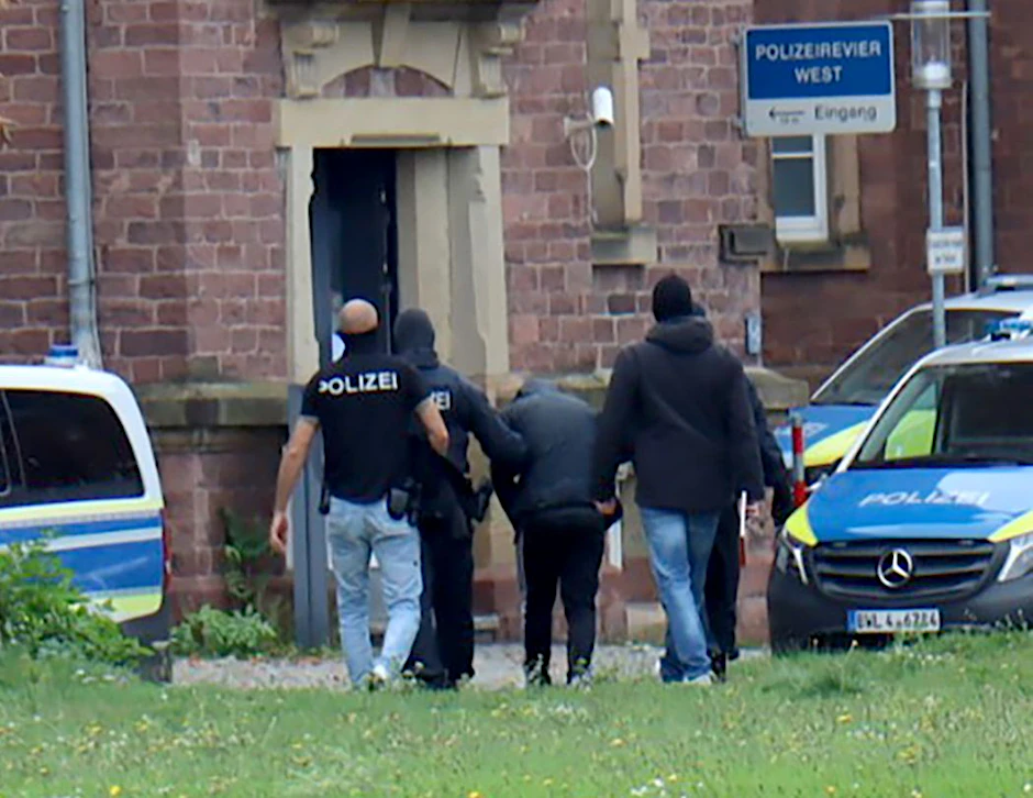 Polizisten bringen den in Bernau bei Berlin festgenommenen Omar A. zum Haftrichter in Karlsruhe.