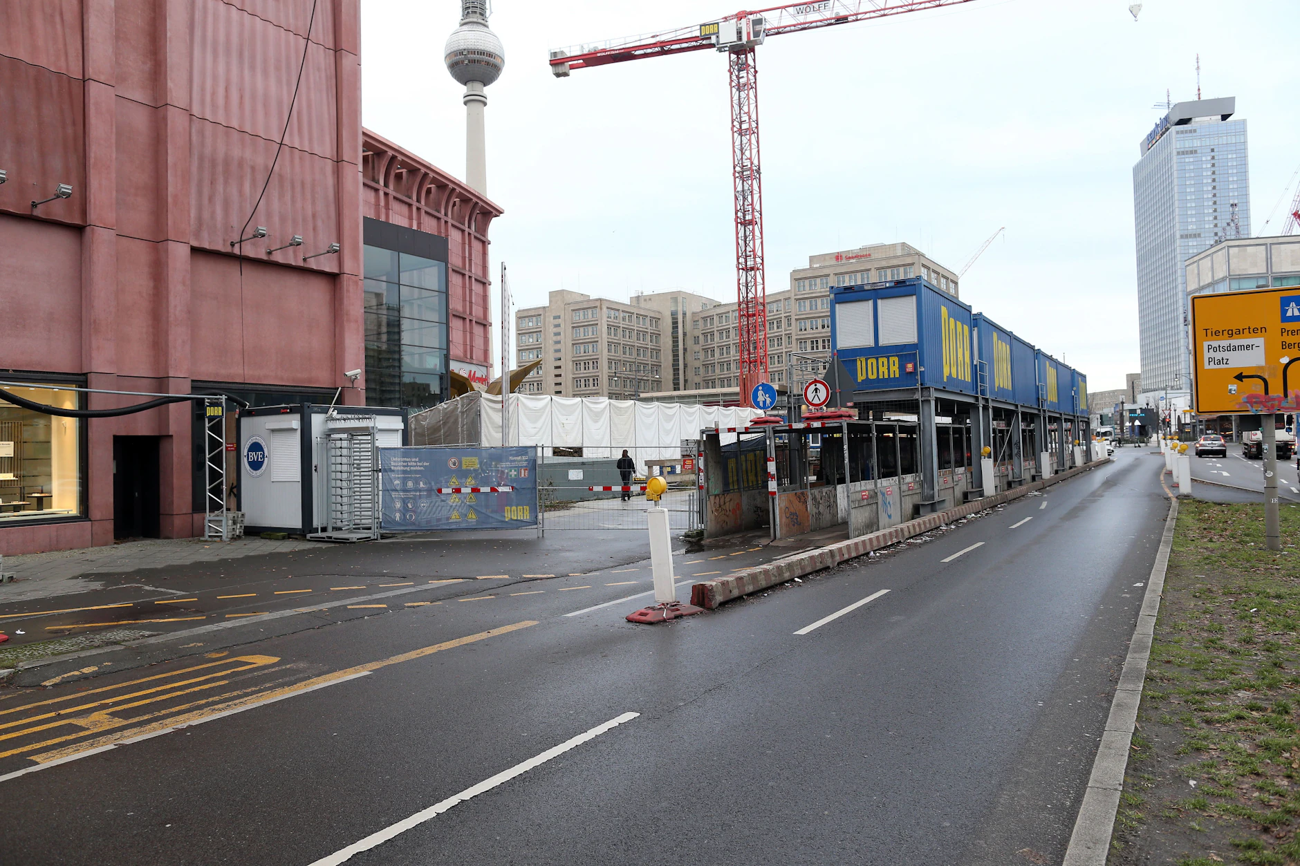 Bauzäune für die Ewigkeit? Der russische Investor Monarch betreibt die Baustelle für das 150-Meter-Hochhausprojekt am Alexanderplatz mit viel Geld. Nur wird nicht gebaut.