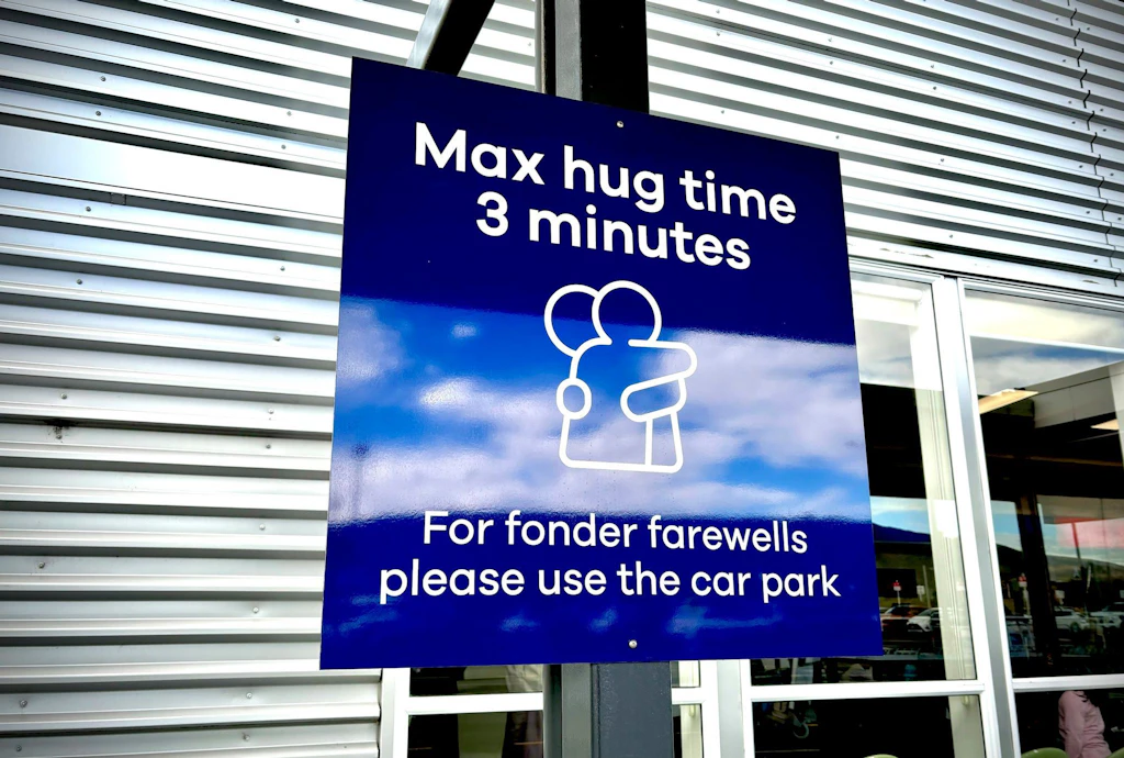 Drei-Minuten-Kuschellimit am Airport geht viral!