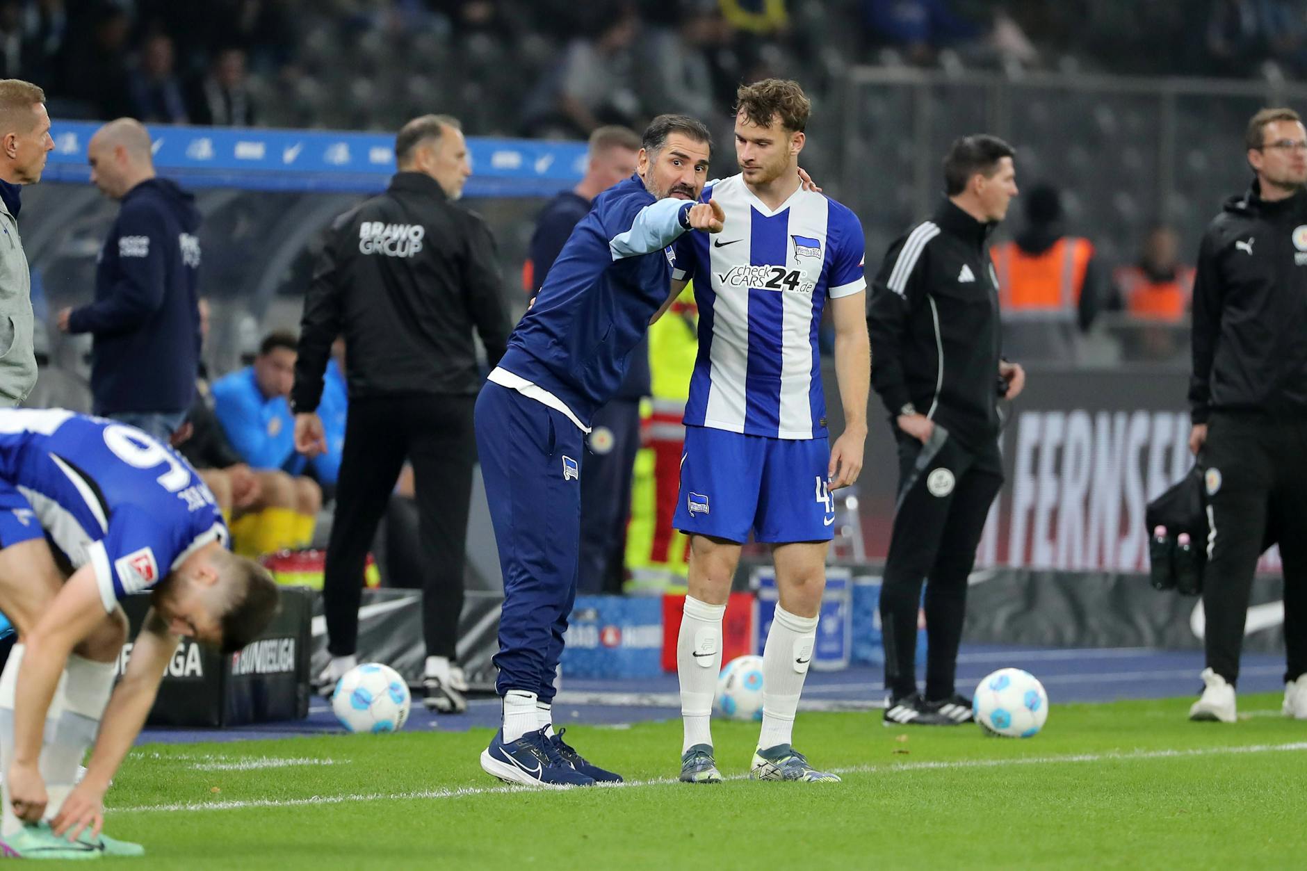 Trainer Cristian Fiél (l.) hatte nicht nur Pascal Klemens und den Spielern von Hertha BSC und nicht nur während des Spiels gegen Eintracht Braunschweig so einige Sachen mitzuteilen.