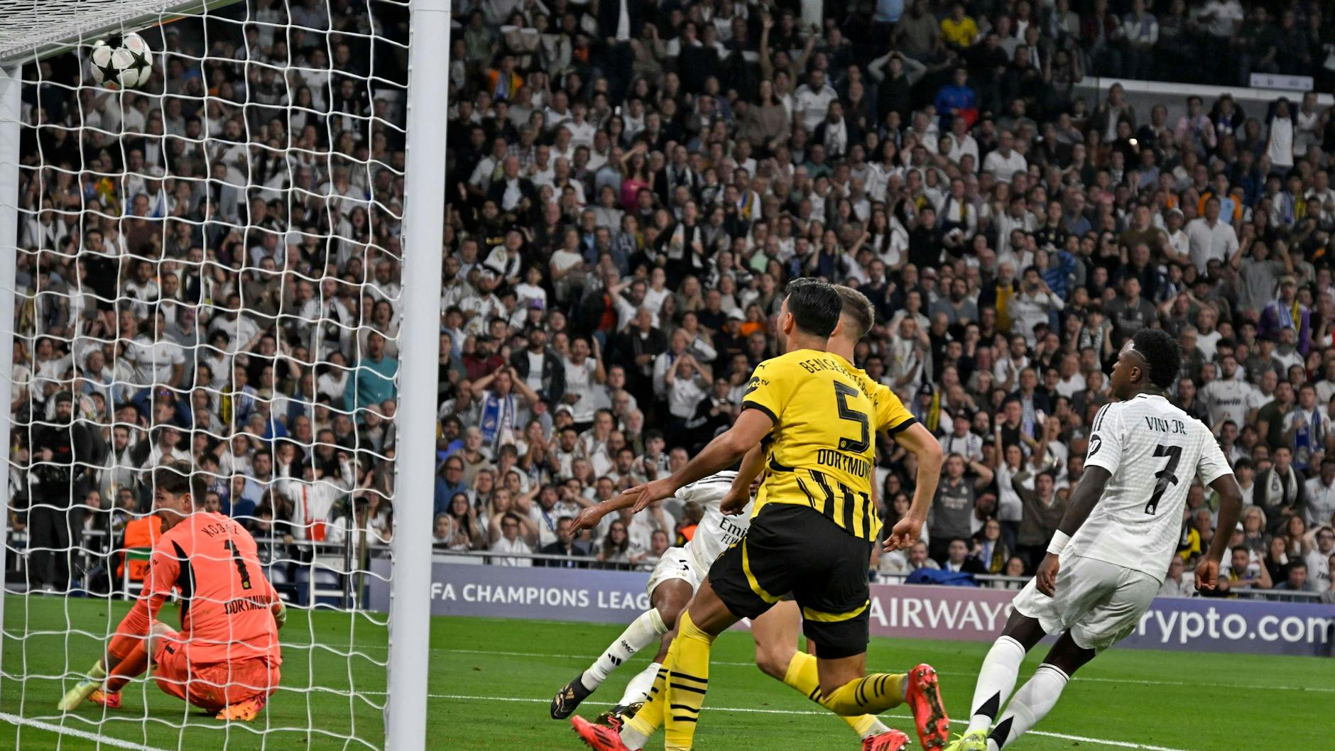 Der Ex-Dortmunder Jude Bellingham (verdeckt) trifft in Diensten von Real Madrid die Latte.